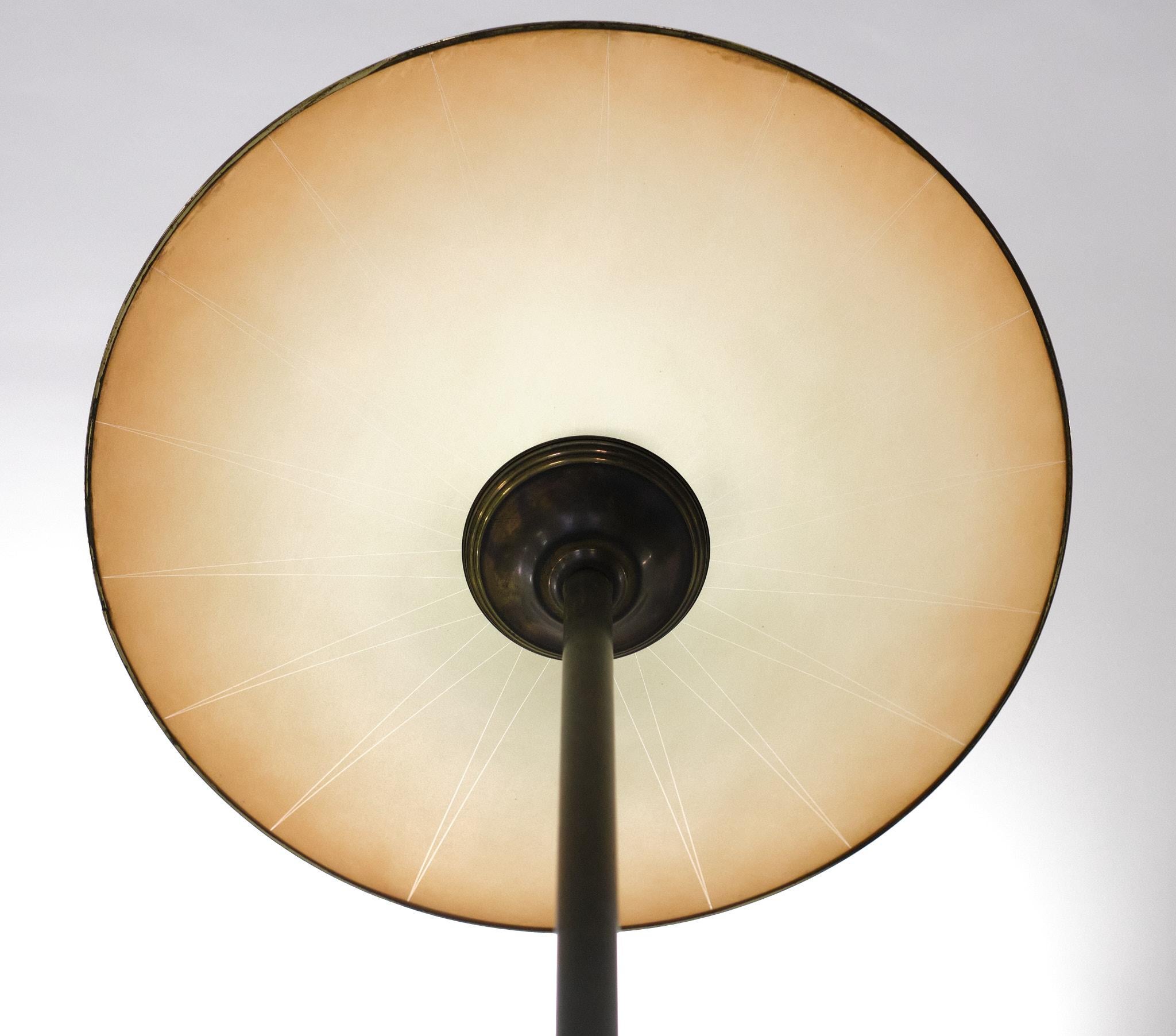 Art Deco Messing Stehlampe Frankreich 1930er Jahre  (Mitte des 20. Jahrhunderts) im Angebot