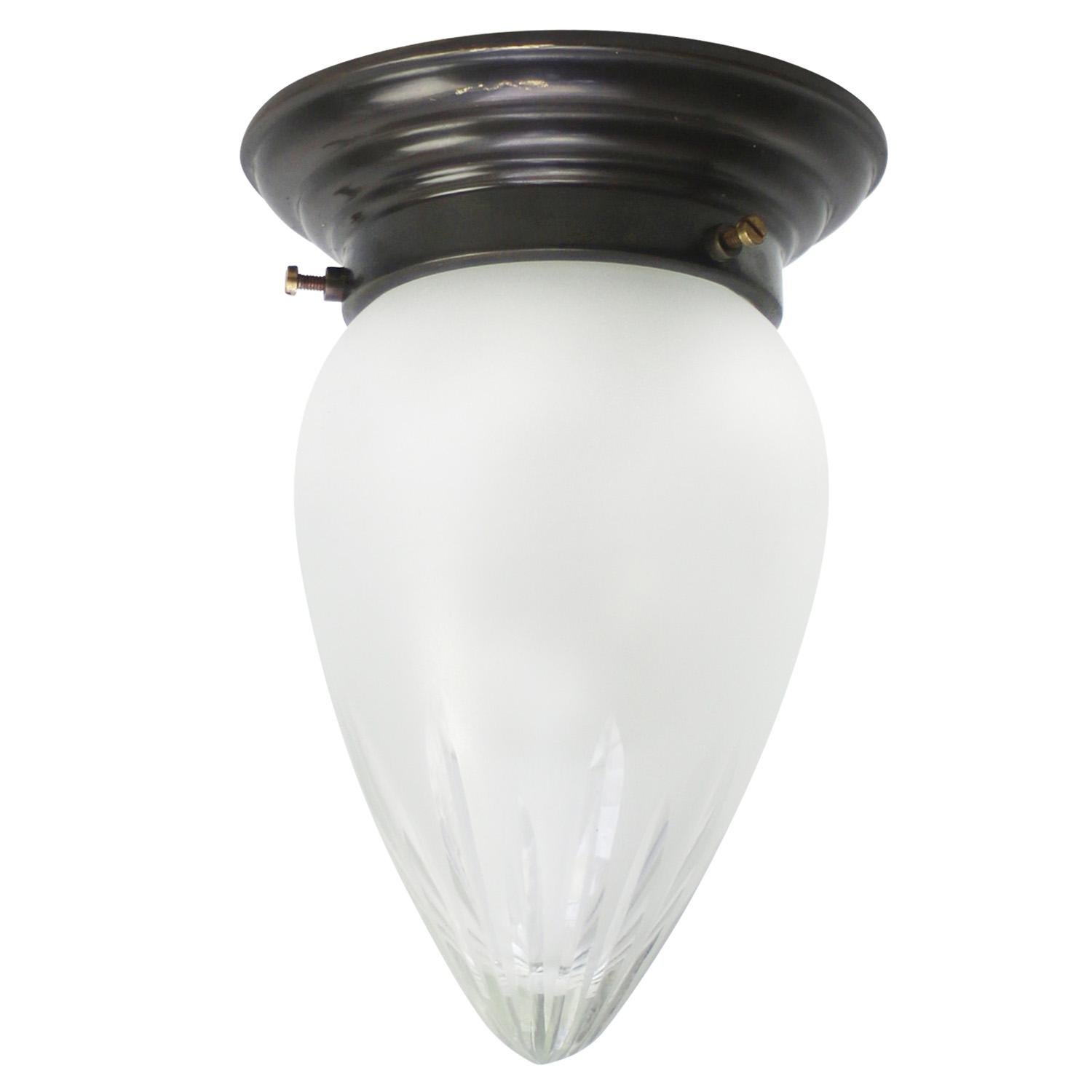 Plafonnier art déco.
Laiton et verre taillé dépoli.

Diamètre de la base 140 mm / 5.51