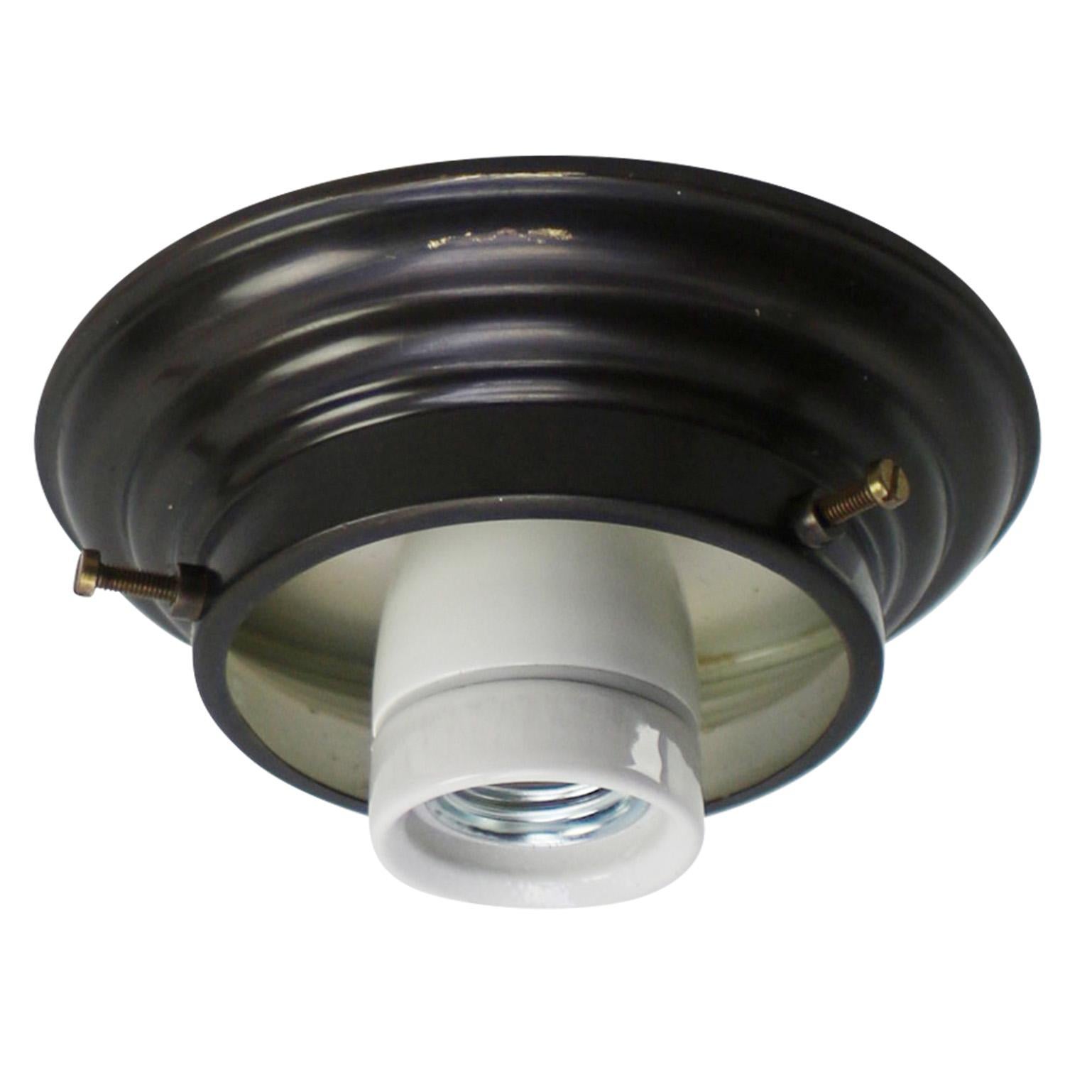 Français Plafonnier Art Déco en laiton et verre dépoli encastré en vente