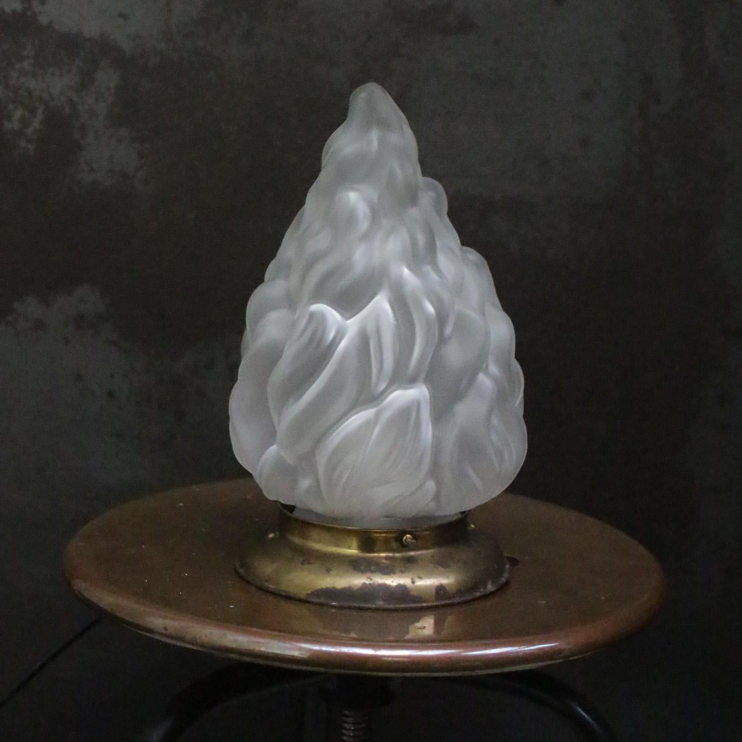 Lampada da soffitto Art deco Flame Flush Mount.
Ottone e vetro smerigliato.

Diametro del piede 15,5 cm / 6,1