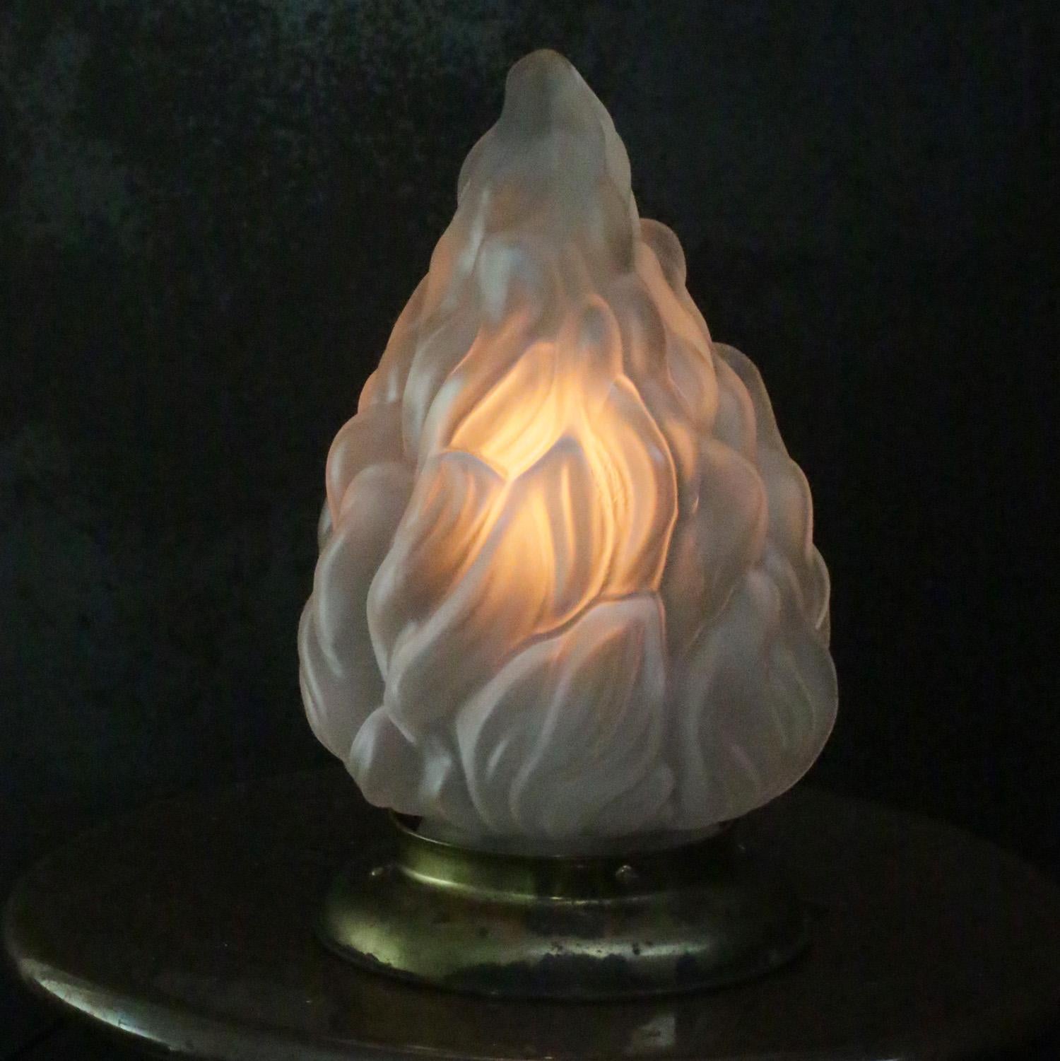 Français Plafonnier art déco en laiton et verre dépoli en vente