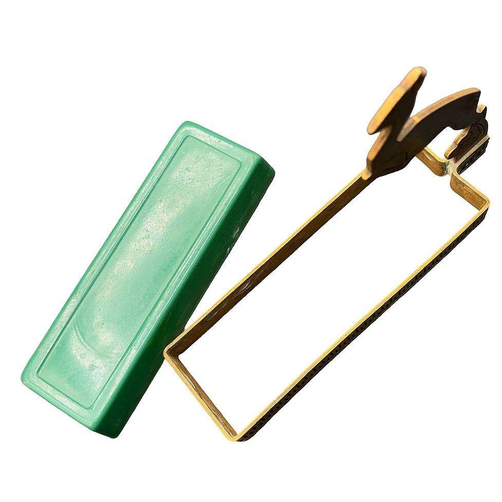 L'étonnant plateau en laiton de l'époque Art déco présente une gazelle bondissante au-dessus d'une base en verre vert. Avec ses lignes élégantes et ses motifs géométriques, c'est une pièce décorative qui capture le glamour et la sophistication de