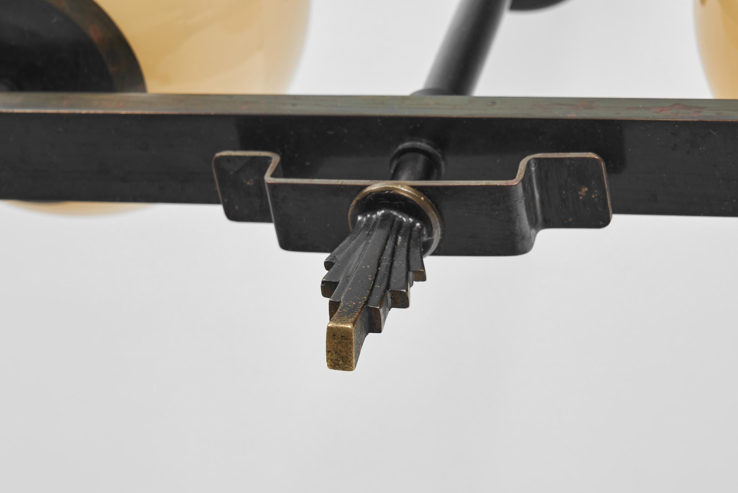 Lámpara colgante Art Déco de latón, Europa Primera mitad del siglo XX en venta 13