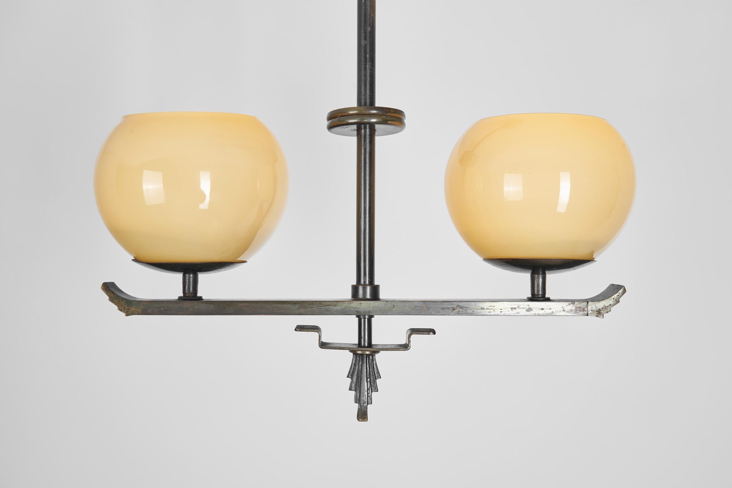 Lámpara colgante Art Déco de latón, Europa Primera mitad del siglo XX en venta 3