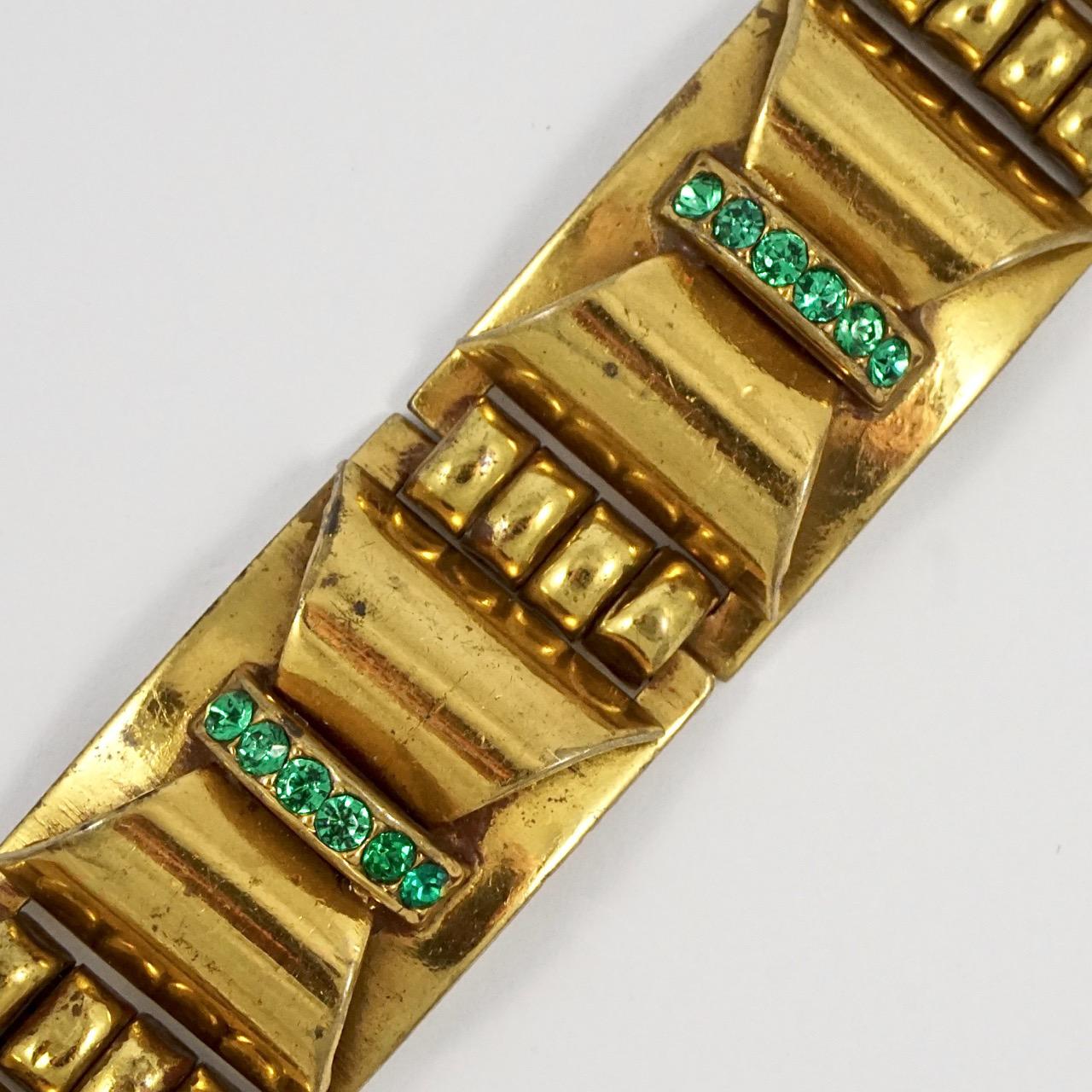 Magnifique bracelet à maillons en laiton, présentant un design Art Déco classique avec de jolis strass verts. Il est probablement d'origine française. Longueur 17,8 cm / 7 pouces et largeur 2,15 cm / 0,84 pouce. Le bracelet a été porté souvent, il y
