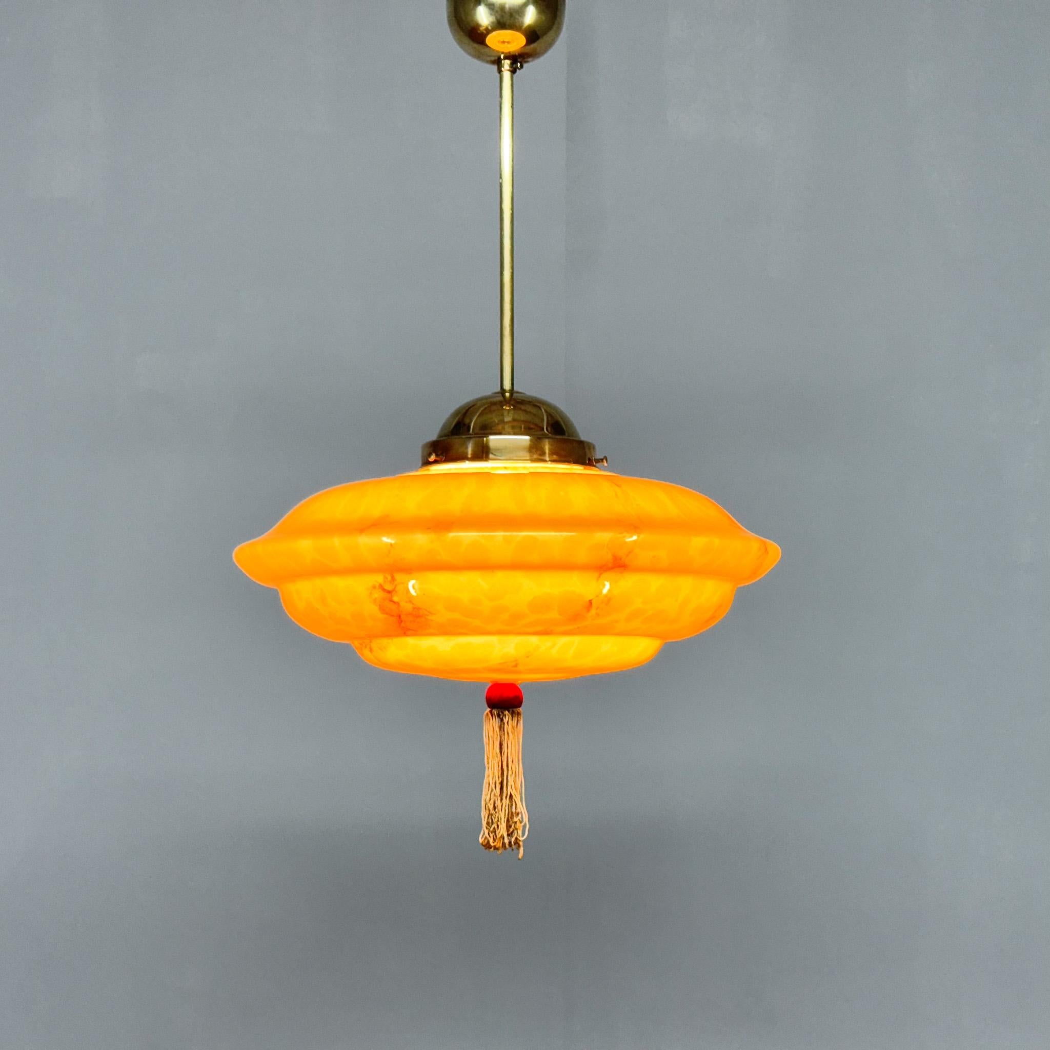 Lampada a sospensione in ottone e vetro di marmo Art Deco, Cecoslovacchia, anni '30 in vendita 4
