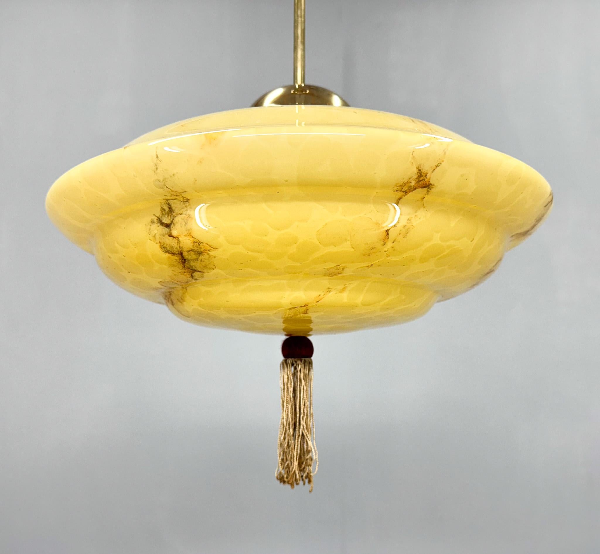 Art Déco Lampada a sospensione in ottone e vetro di marmo Art Deco, Cecoslovacchia, anni '30 in vendita