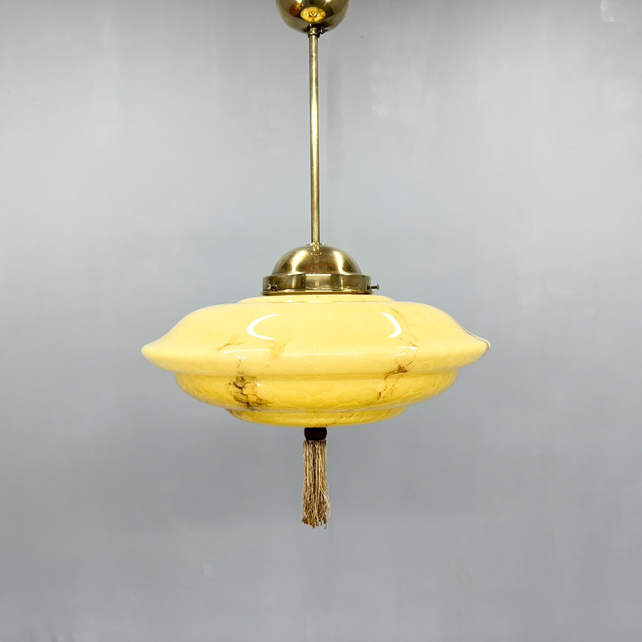 Lampada a sospensione in ottone e vetro di marmo Art Deco, Cecoslovacchia, anni '30 In condizioni buone in vendita a Praha, CZ