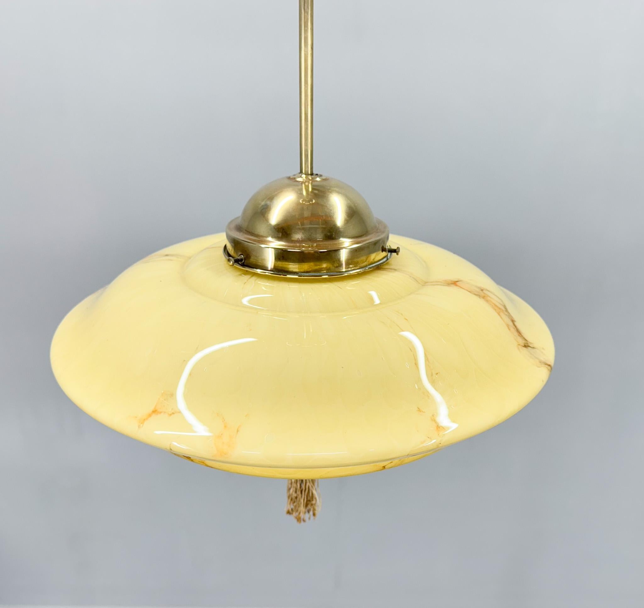 Ottone Lampada a sospensione in ottone e vetro di marmo Art Deco, Cecoslovacchia, anni '30 in vendita