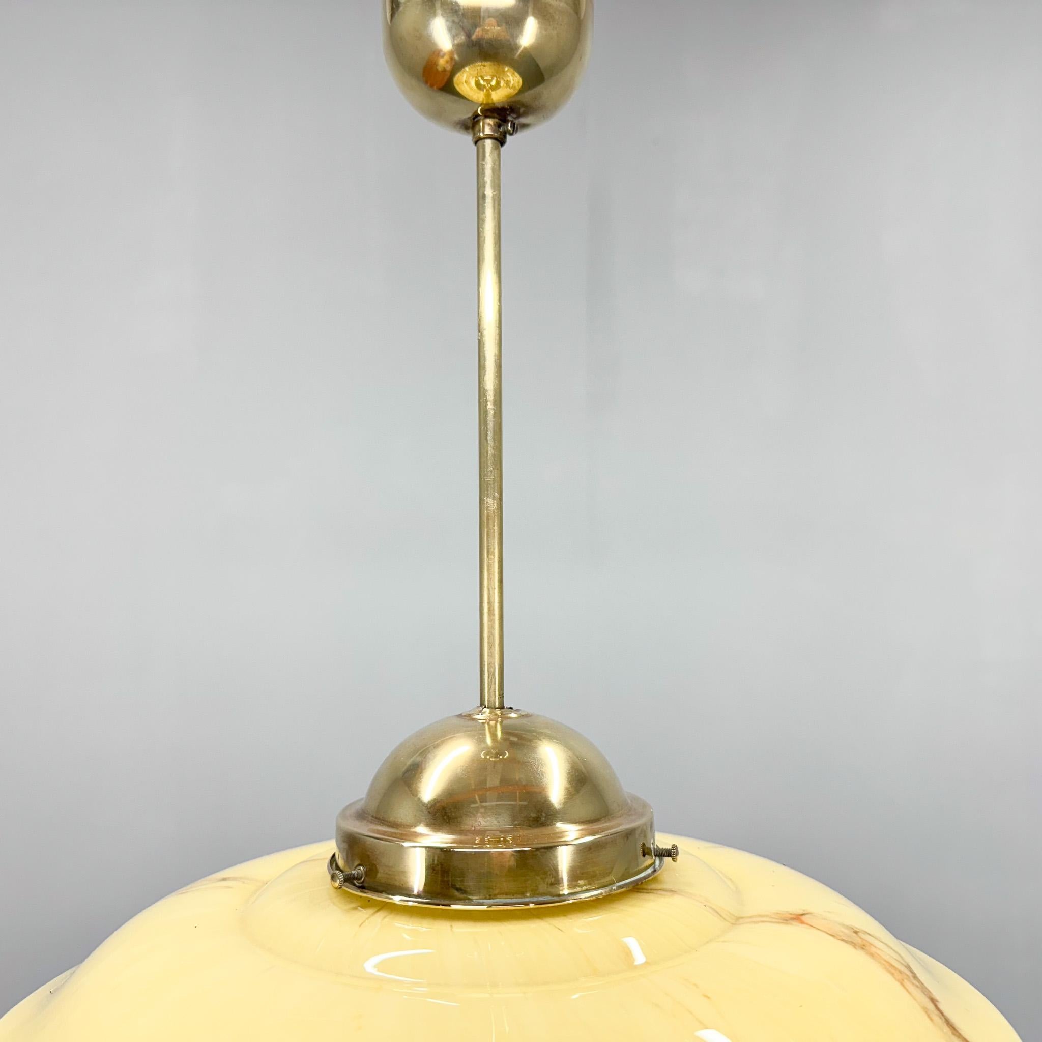Lampada a sospensione in ottone e vetro di marmo Art Deco, Cecoslovacchia, anni '30 in vendita 1