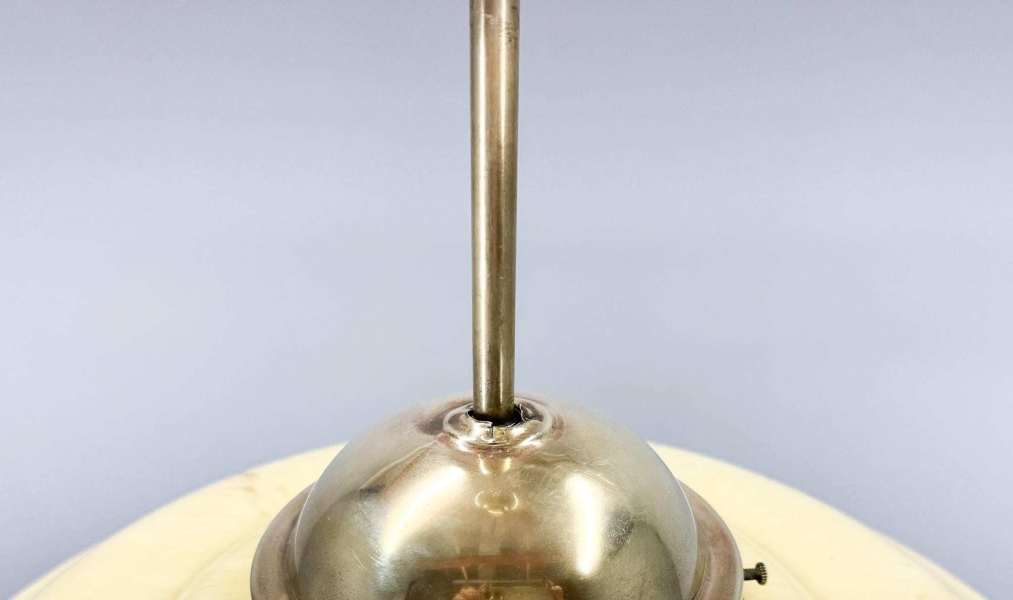 Lampada a sospensione in ottone e vetro di marmo Art Deco, Cecoslovacchia, anni '30 in vendita 2
