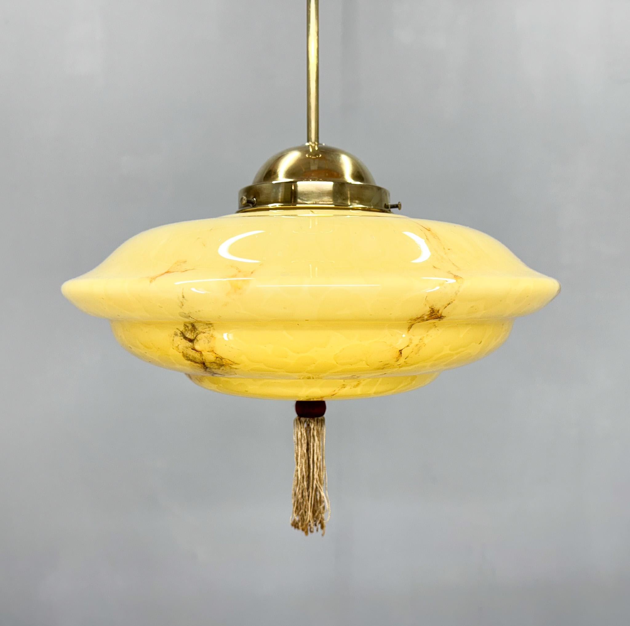 Lampada a sospensione in ottone e vetro di marmo Art Deco, Cecoslovacchia, anni '30 in vendita 3