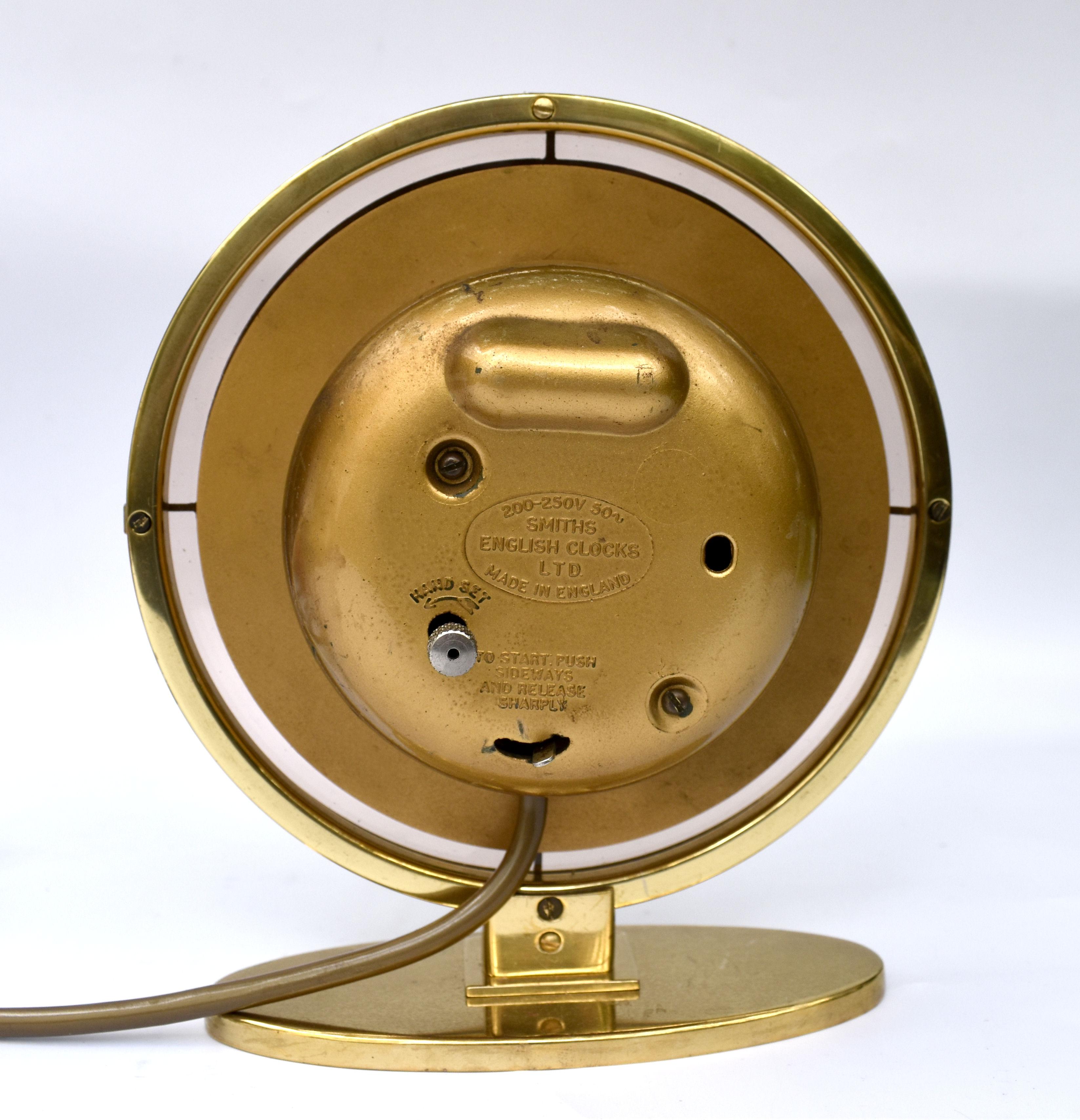 Horloge électrique Art déco en laiton et miroir, Angleterre, vers 1930 Bon état - En vente à Devon, England