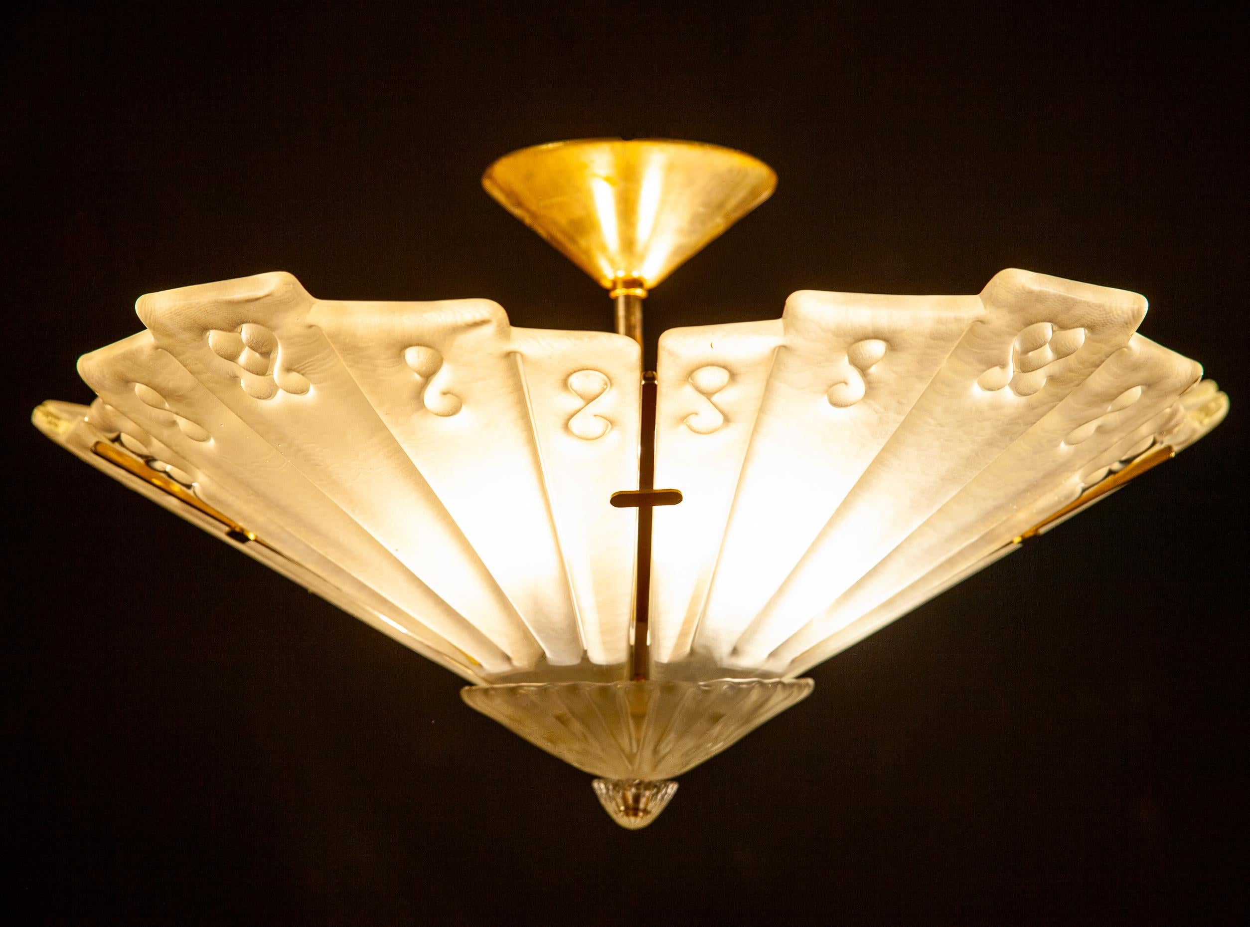 Enchanting Italian Art Deco brass-mounted fan shape opaline glass chandelier or flush mount, 1930-1940.
Excellent vintage condition.