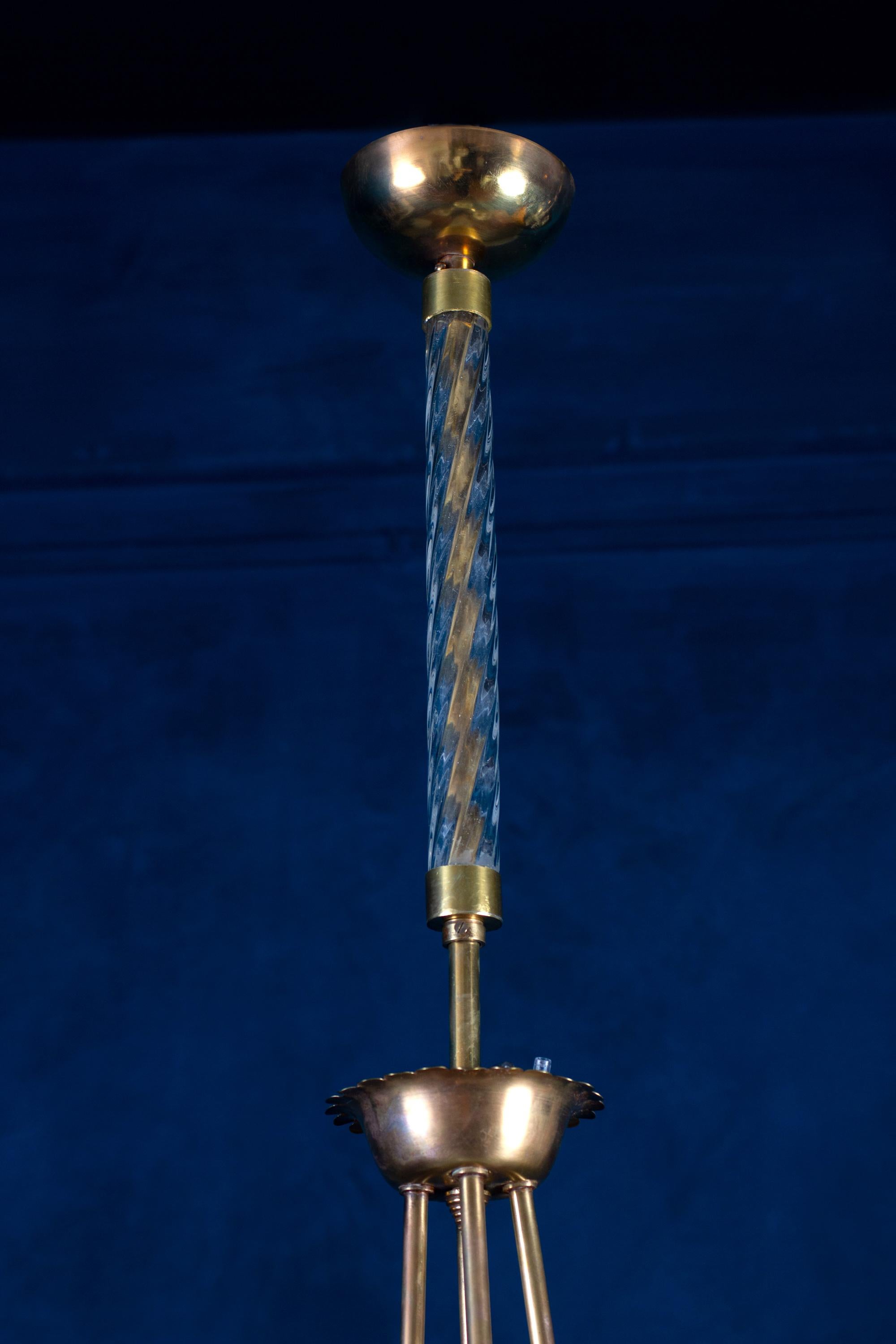 Außergewöhnlicher Kronleuchter aus Muranoglas mit fünf Schirmen und eleganter Messingfassung von Barovier.
Ausgezeichneter Vintage-Zustand
Vier E 27-Glühbirnen, die mit den US-Normen kompatibel sind.
 Die Höhe der Messingstange kann gekürzt