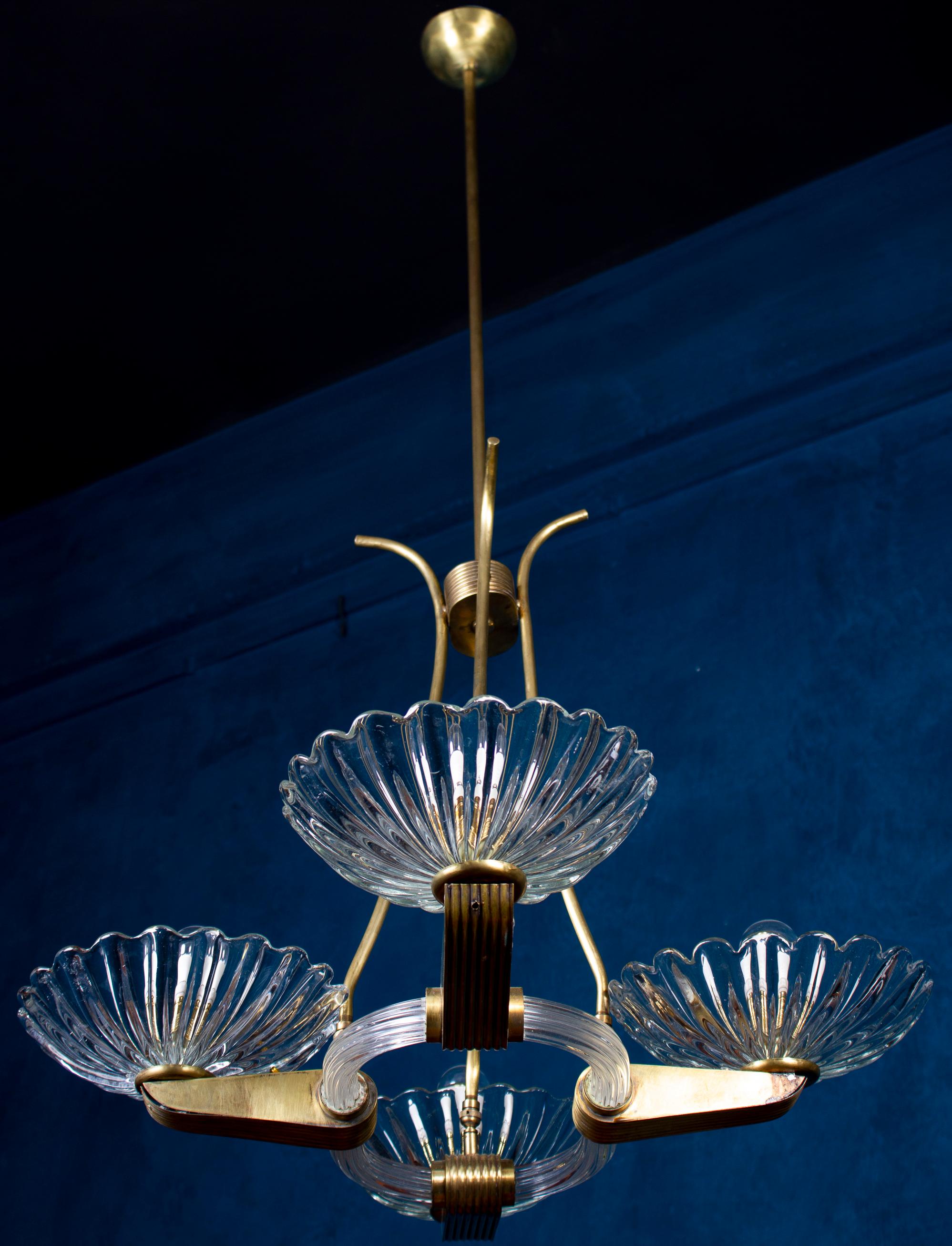 Erstaunlicher Kronleuchter aus Murano-Glas mit 4 Schirmen und eleganter Messingfassung von Barovier.
Ausgezeichneter Vintage-Zustand
Vier E 27-Glühbirnen, die mit den US-Normen kompatibel sind.
 Die Höhe der Messingstange kann gekürzt werden.