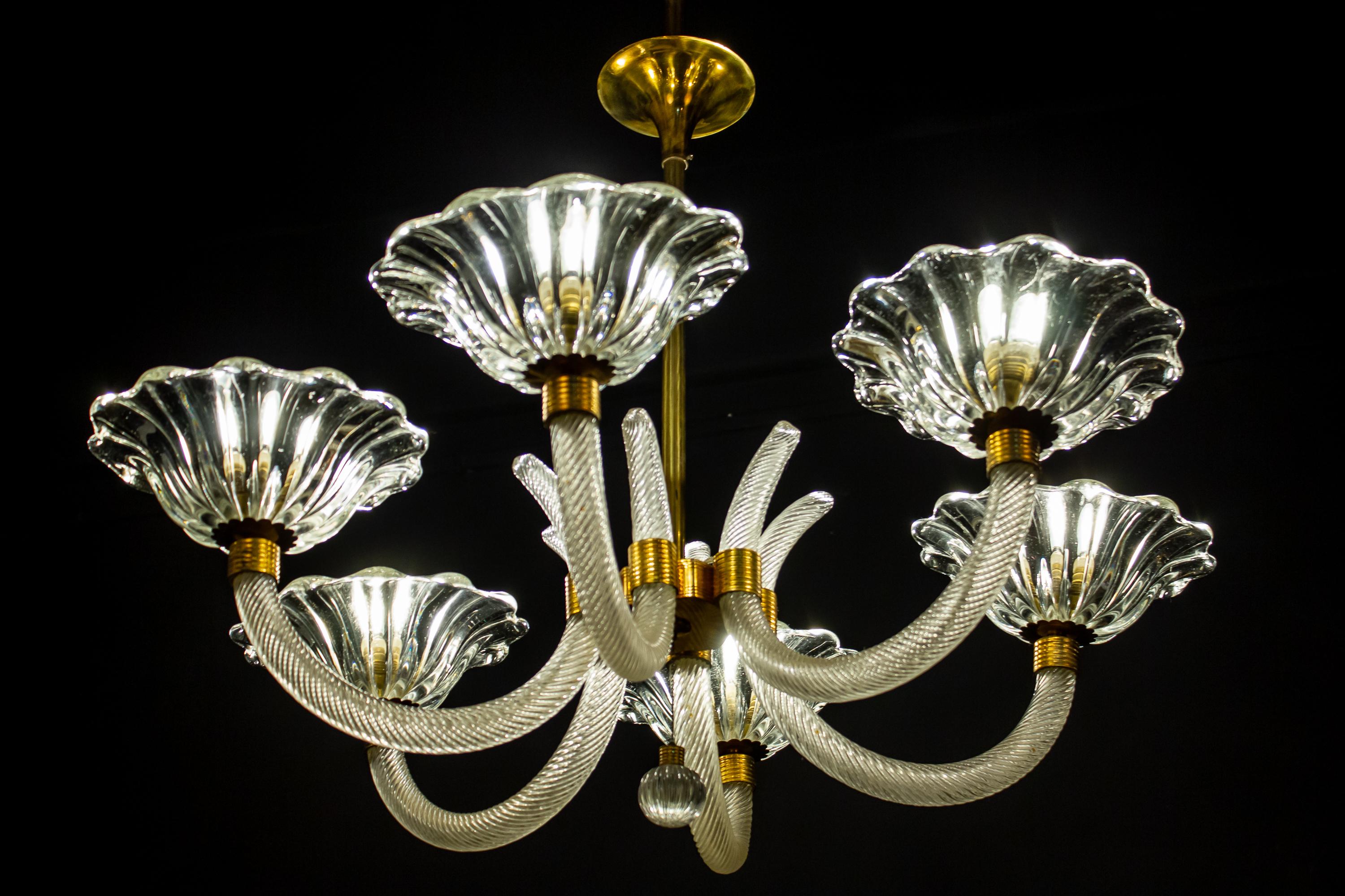 Exceptionnel lustre à six abat-jour en verre de Murano avec une élégante monture en laiton façonné, par Eleg Barovier.
Excellent état vintage, les lunettes sont en parfait état.
Six ampoules E 27 compatibles avec les normes américaines.
Nettoyé et