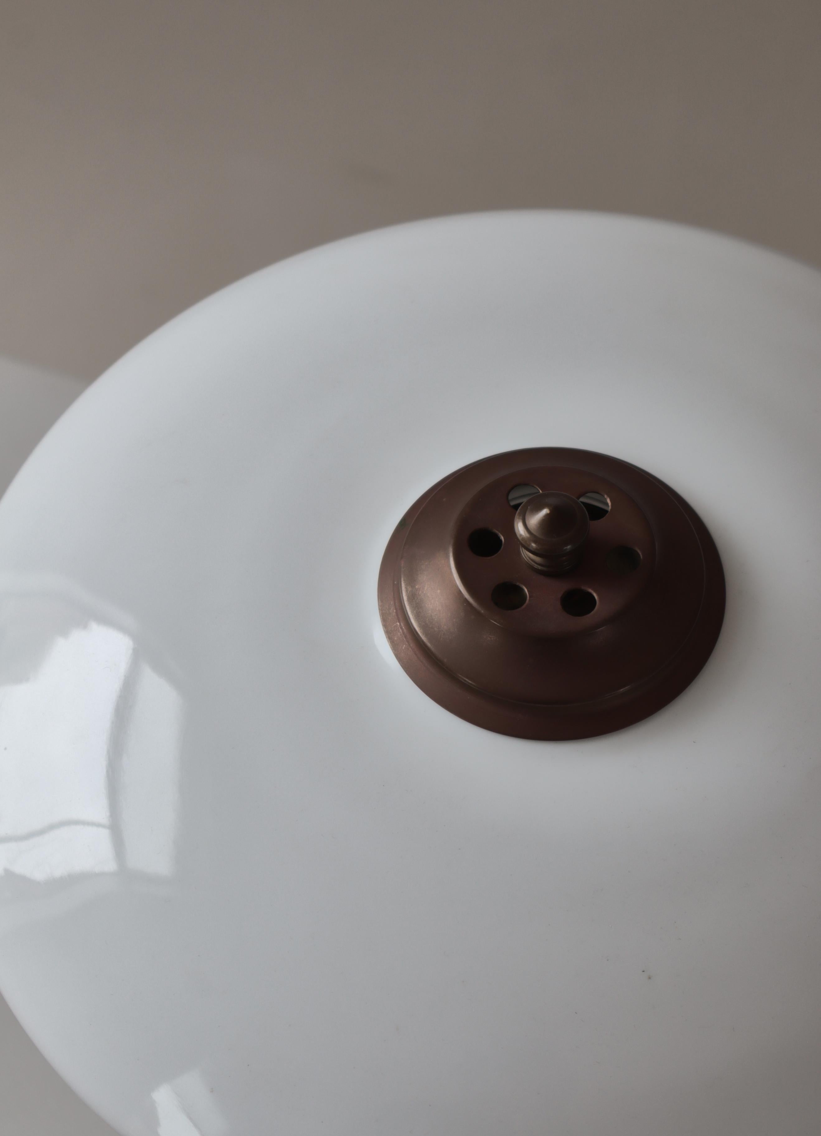 Lampe de table Art déco en laiton et verre opale par Lyfa, Danemark, années 1930 en vente 4