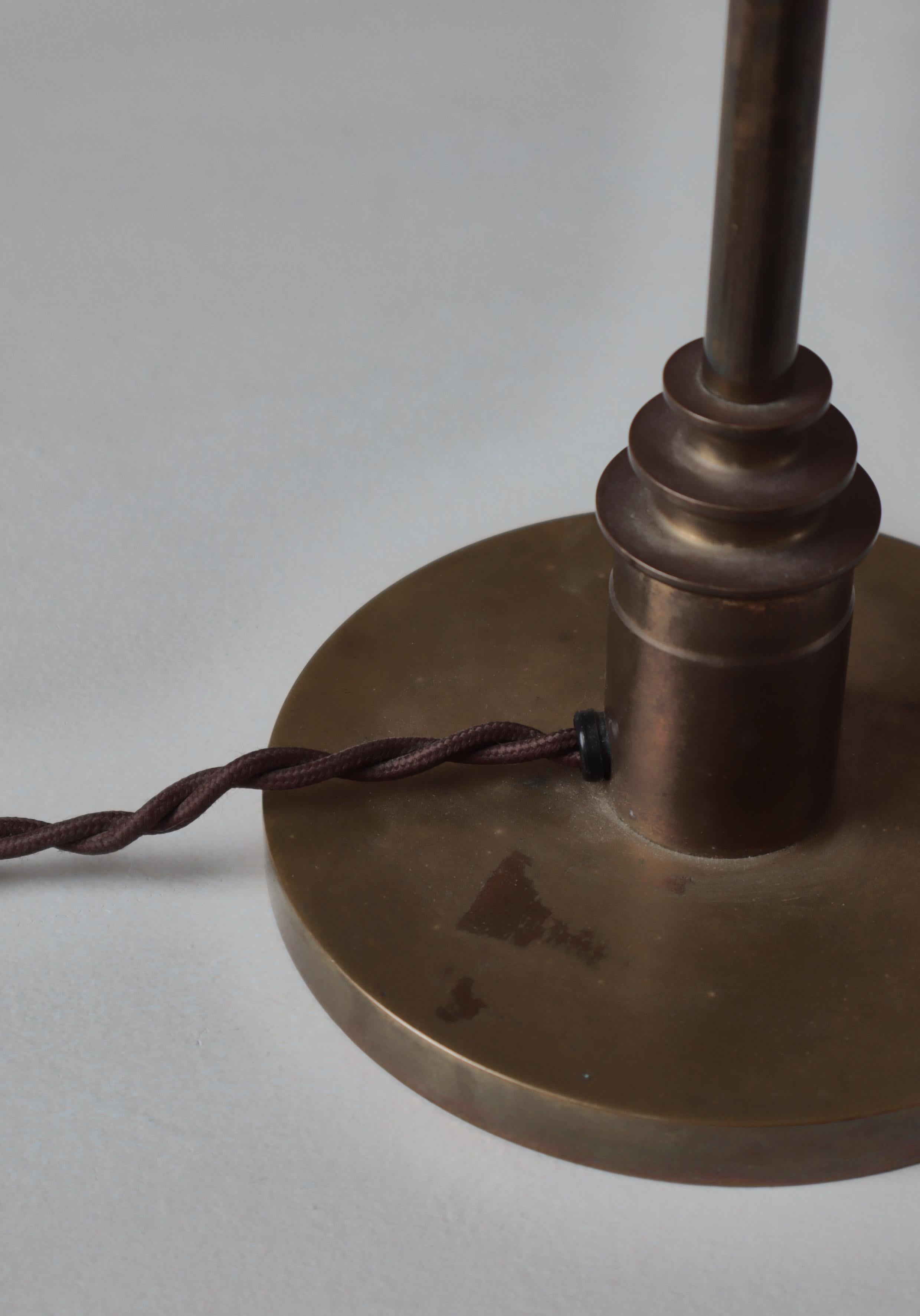 Lampe de table Art déco en laiton et verre opale par Lyfa, Danemark, années 1930 en vente 5