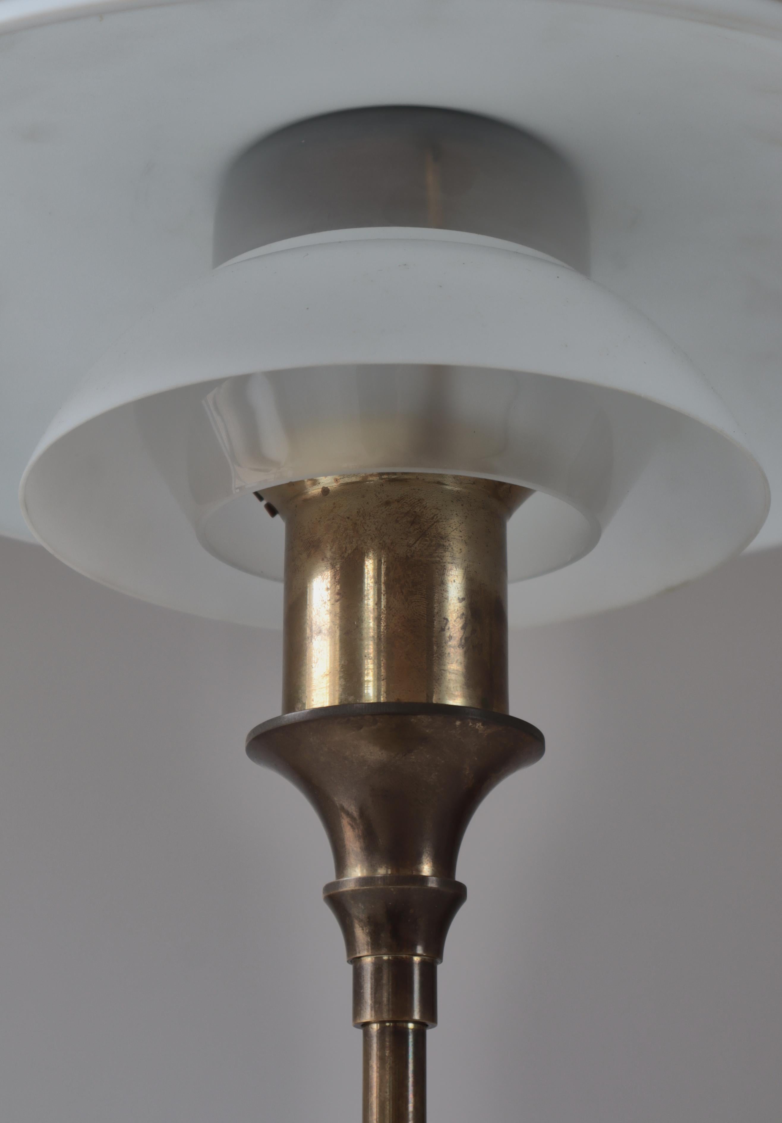 Lampe de table Art déco en laiton et verre opale par Lyfa, Danemark, années 1930 en vente 6