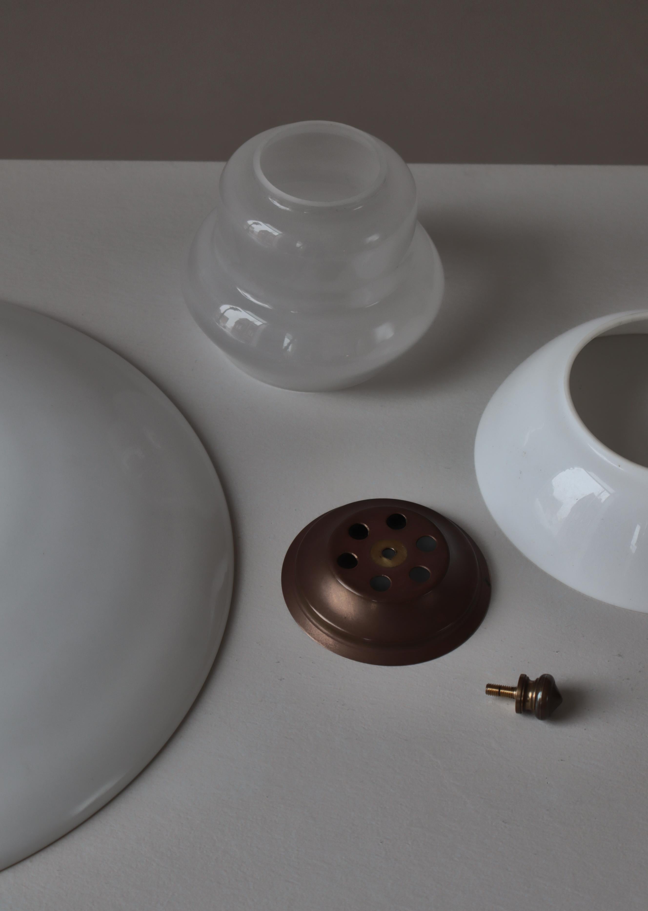 Lampe de table Art déco en laiton et verre opale par Lyfa, Danemark, années 1930 en vente 8