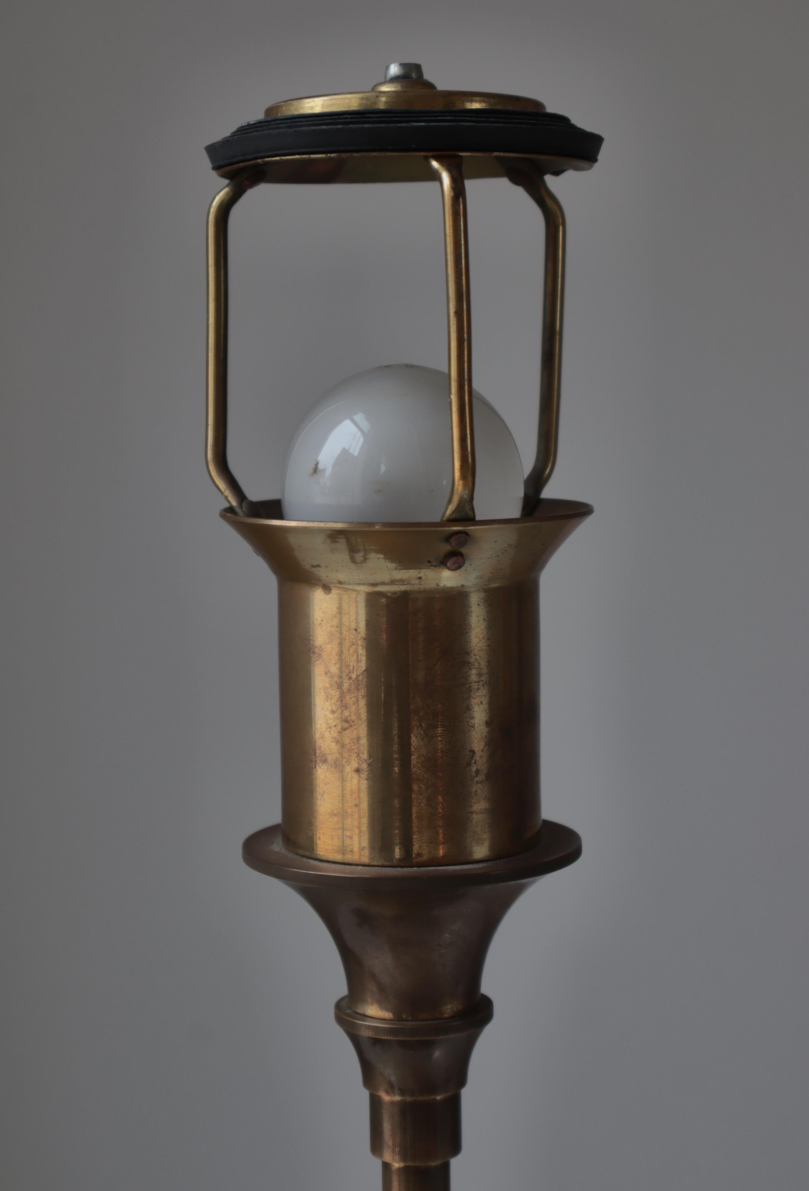 Lampe de table Art déco en laiton et verre opale par Lyfa, Danemark, années 1930 en vente 9