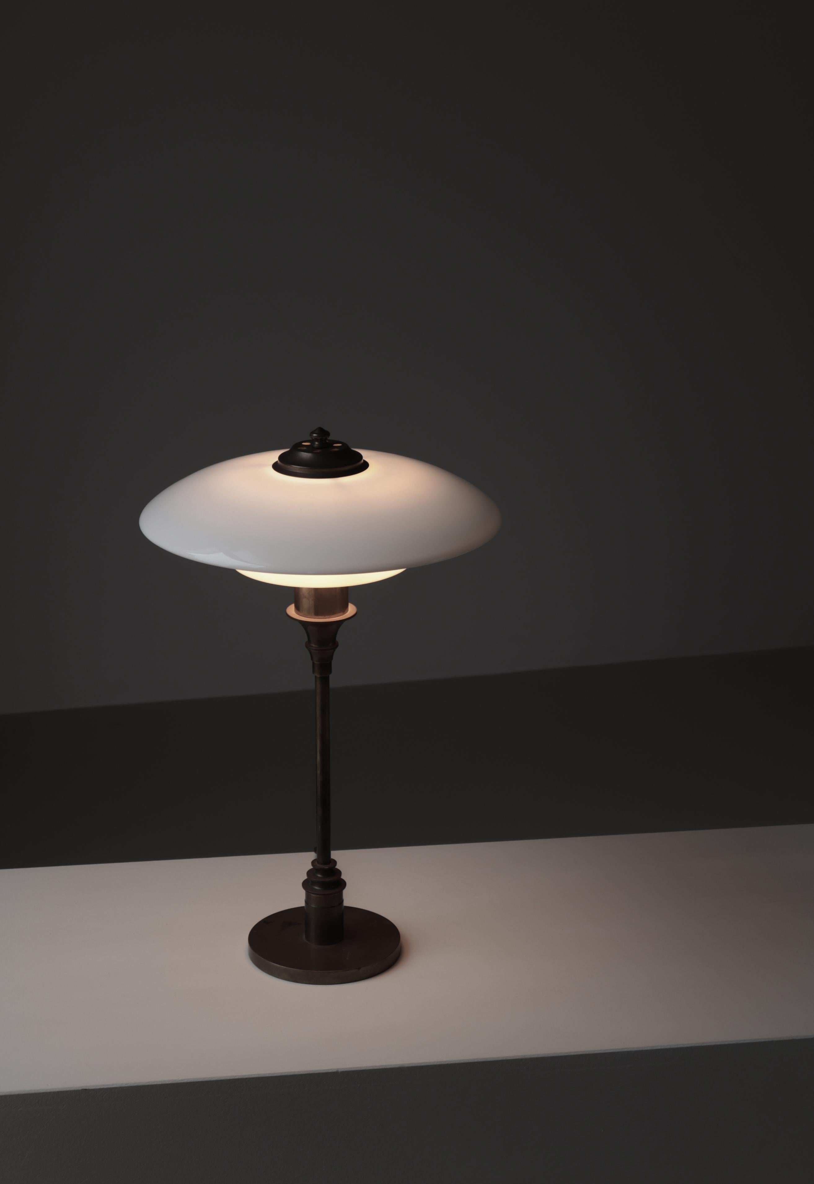 Magnifique lampe de table Art déco fabriquée par Lyfa, Danemark, dans les années 1930. La tige est en laiton massif et les trois abat-jours originaux sont en verre. L'abat-jour intérieur est dépoli et les deux abat-jours extérieurs sont en verre