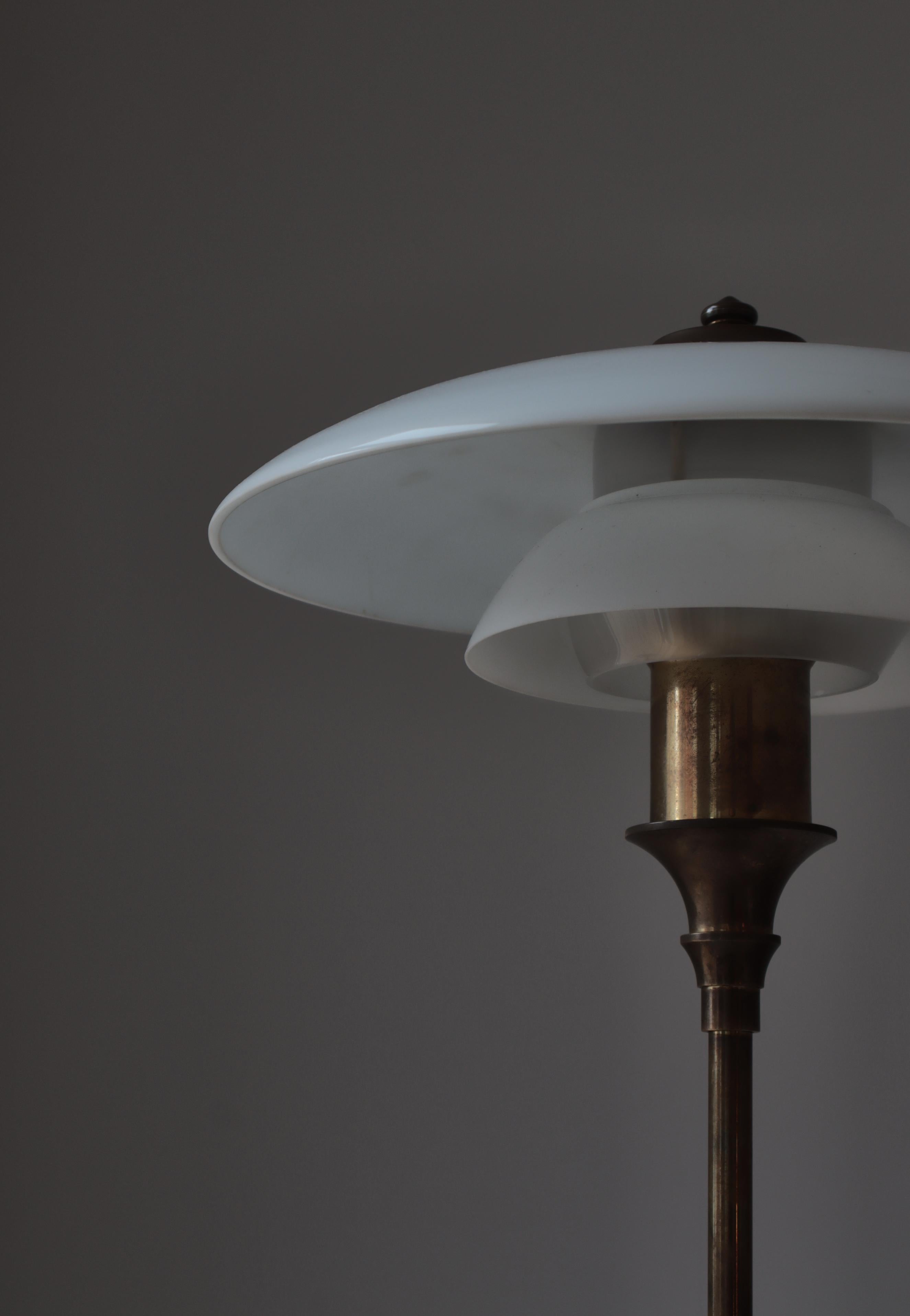 Danois Lampe de table Art déco en laiton et verre opale par Lyfa, Danemark, années 1930 en vente