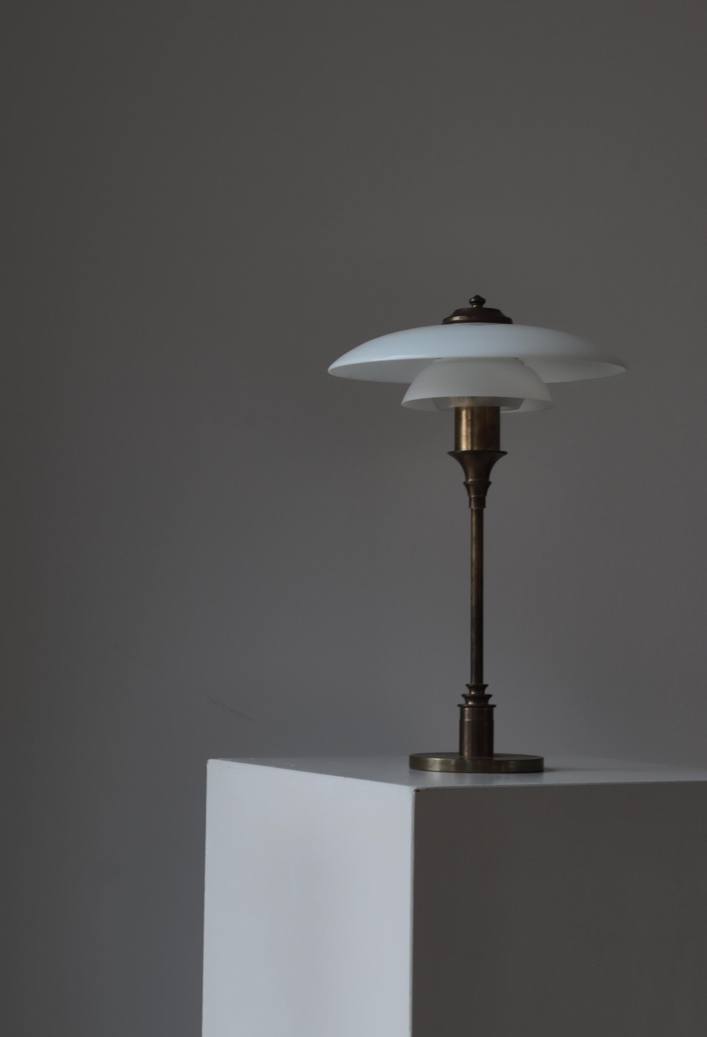 Lampe de table Art déco en laiton et verre opale par Lyfa, Danemark, années 1930 Bon état - En vente à Odense, DK