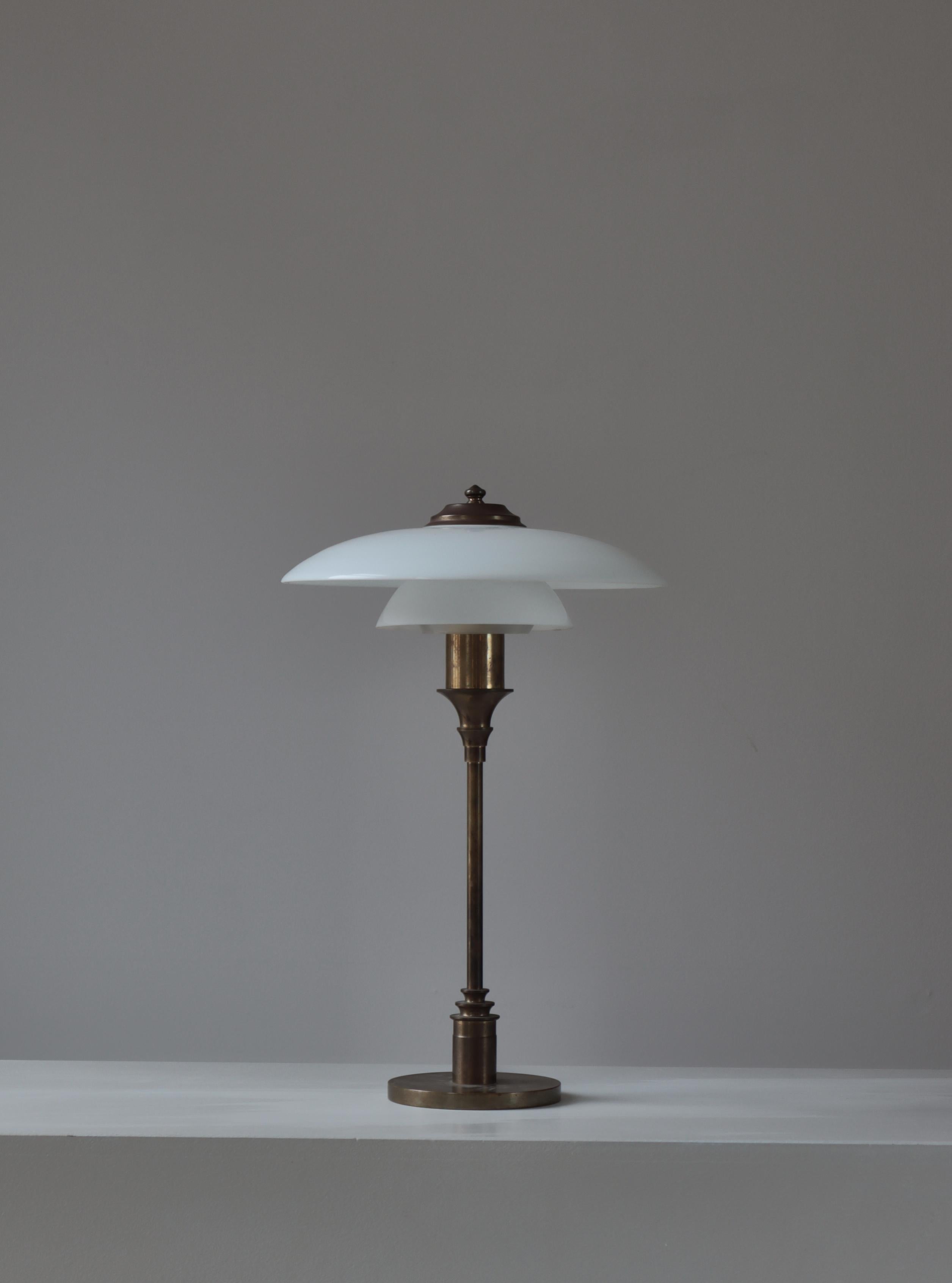 Milieu du XXe siècle Lampe de table Art déco en laiton et verre opale par Lyfa, Danemark, années 1930 en vente