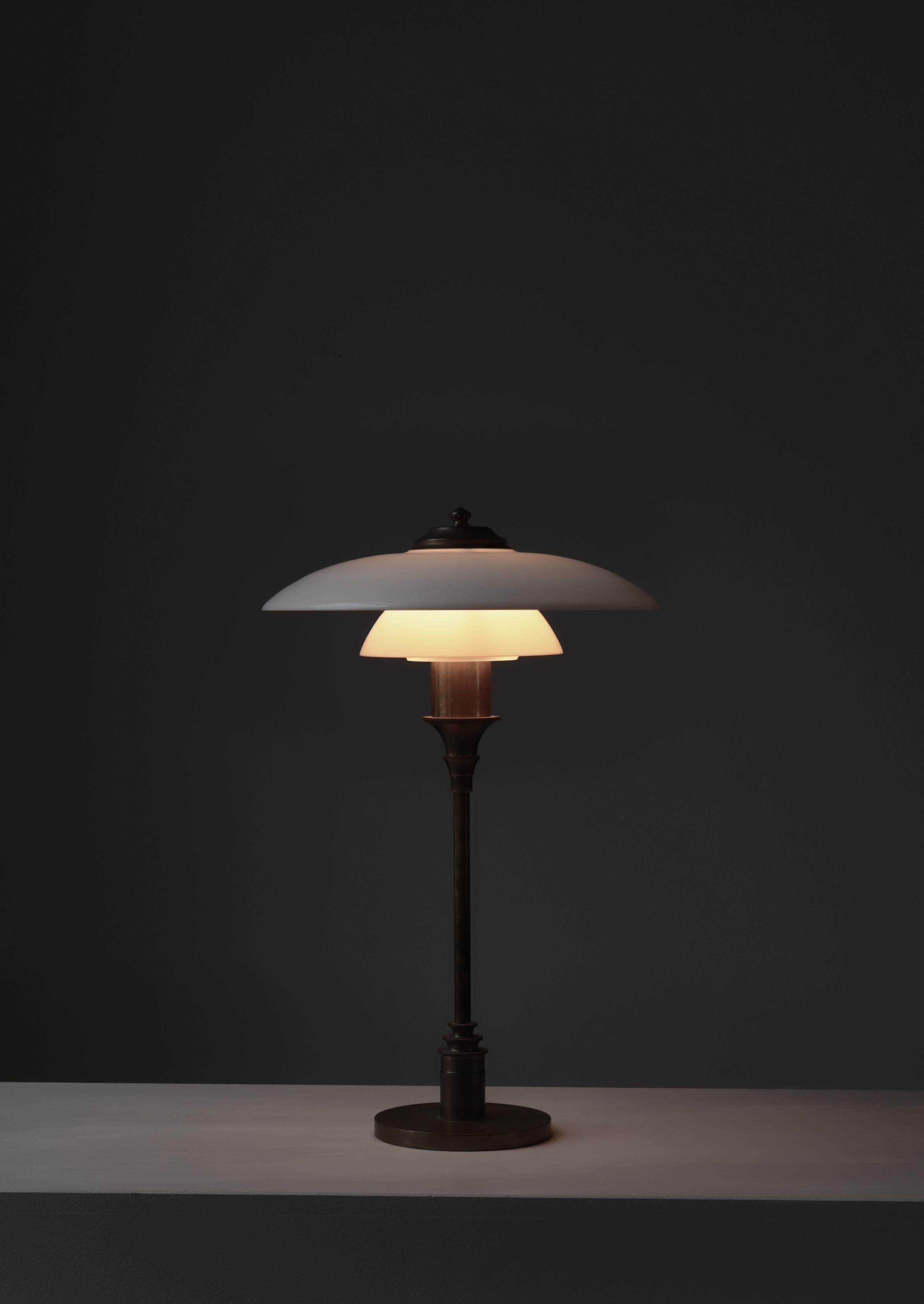 Laiton Lampe de table Art déco en laiton et verre opale par Lyfa, Danemark, années 1930 en vente