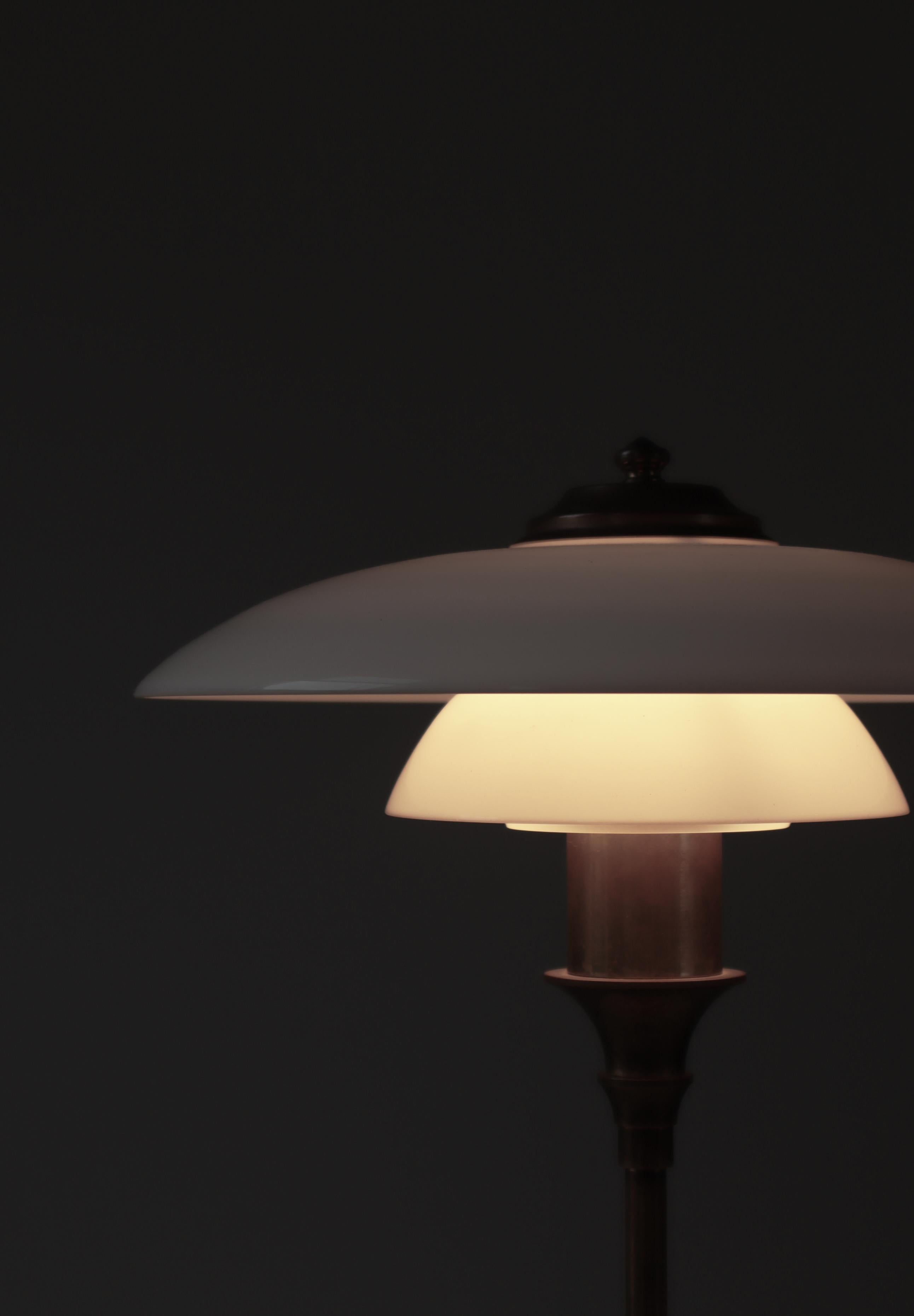 Lampe de table Art déco en laiton et verre opale par Lyfa, Danemark, années 1930 en vente 1