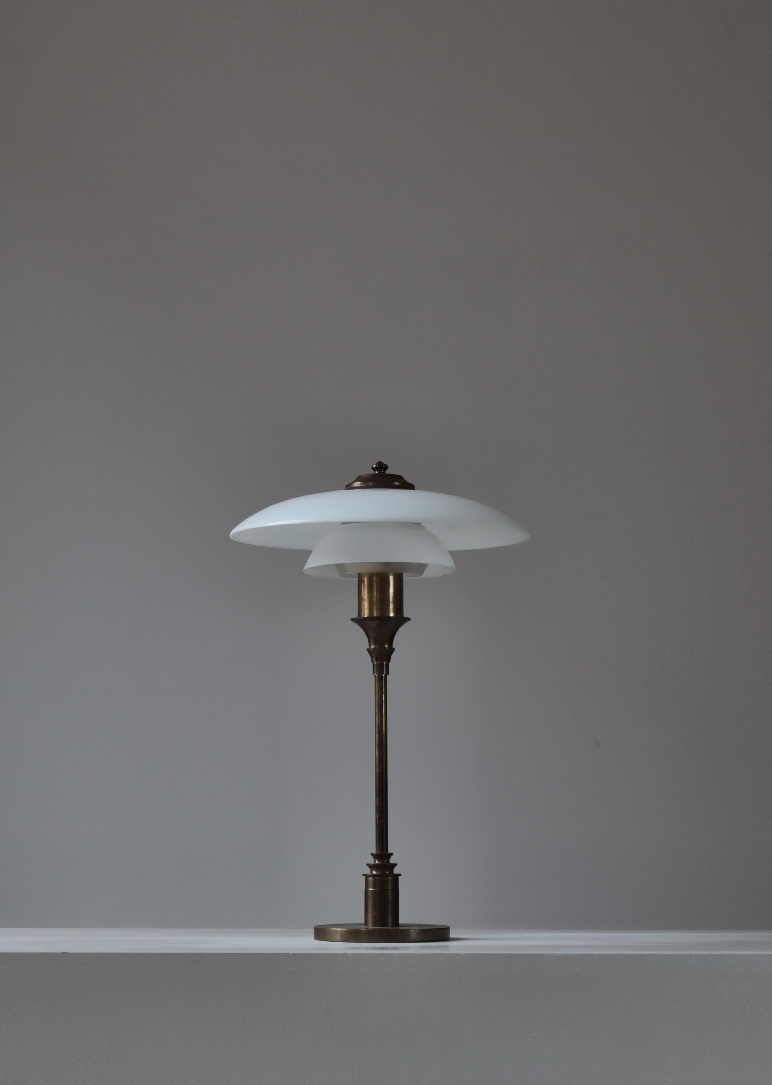 Lampe de table Art déco en laiton et verre opale par Lyfa, Danemark, années 1930 en vente 2