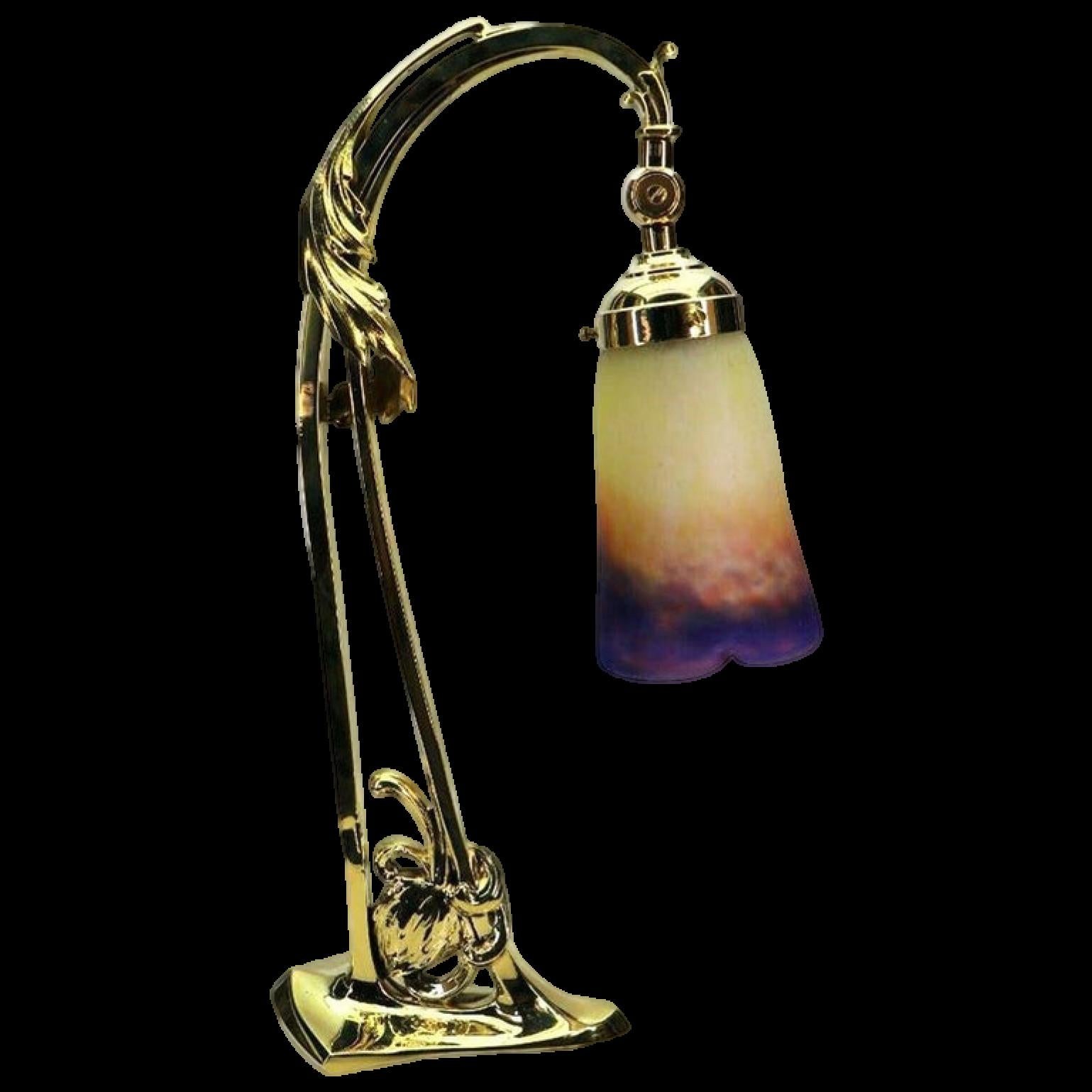 Lampe de table en laiton avec un design floral, abat-jour en verre pate de verre par Muller Frères, Luneville, 1910, gravure vierge dans la moitié supérieure, voir photo.
L'angle du parapluie peut être réglé.

Mesures : Hauteur 46 cm, hauteur du