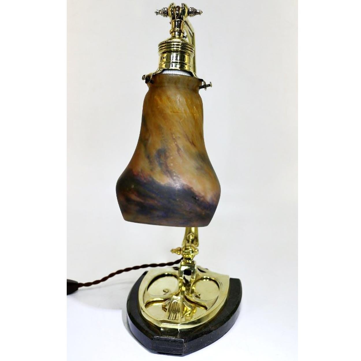 Art déco Lampe de bureau Art Déco en laiton avec abat-jour en verre Pate De Verre et marbre Muller Fres, 1910 en vente