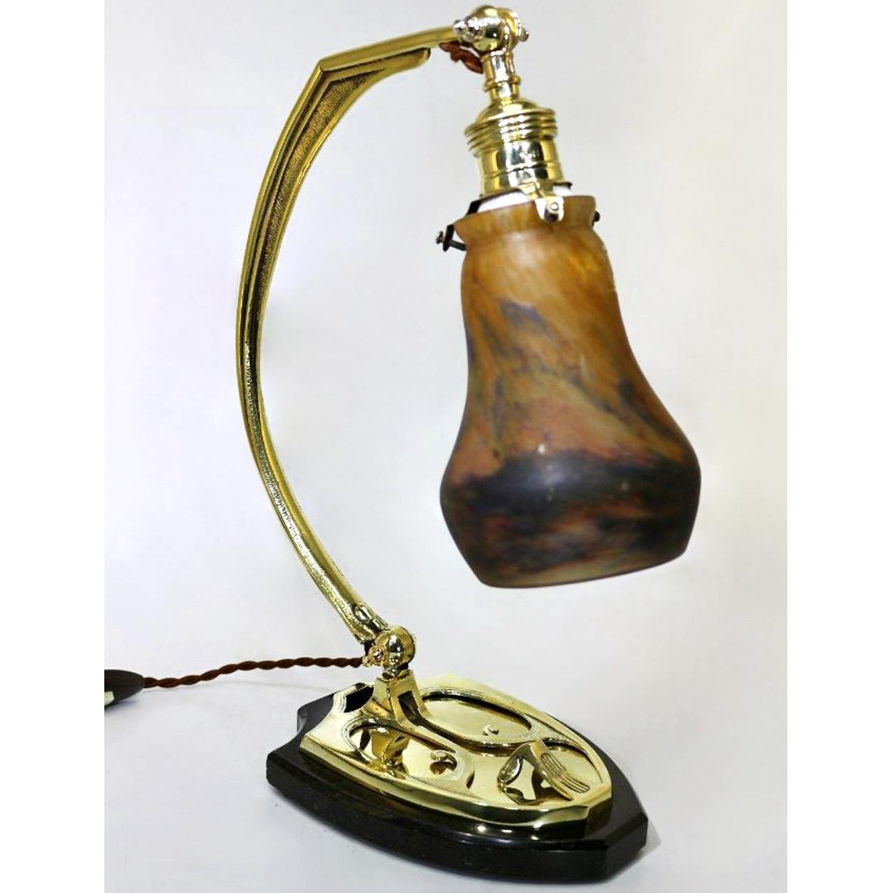 Français Lampe de bureau Art Déco en laiton avec abat-jour en verre Pate De Verre et marbre Muller Fres, 1910 en vente