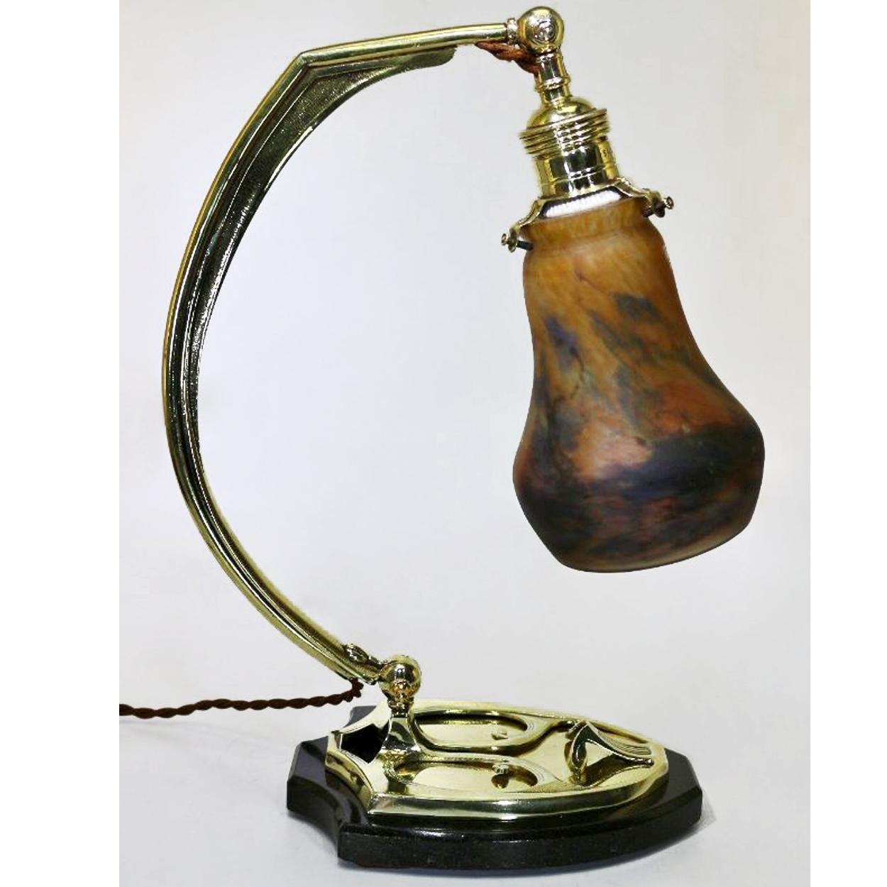 Lampe de bureau Art Déco en laiton avec abat-jour en verre Pate De Verre et marbre Muller Fres, 1910 Bon état - En vente à Rijssen, NL