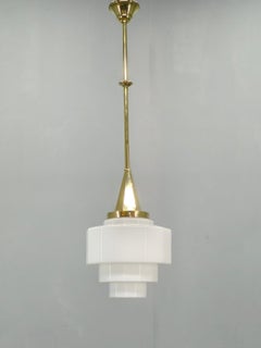 Pendentif Art Déco en laiton avec verre opalin géométrique, Tchécoslovaquie, années 1930