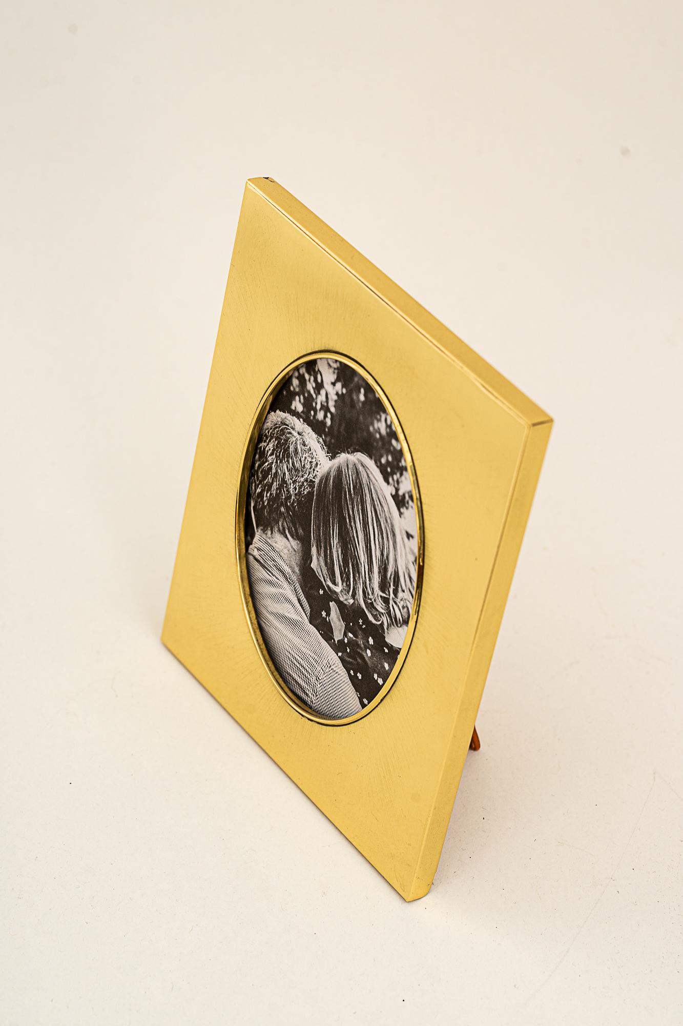 Cadre photo Art Déco en laiton vers 1920
Laiton poli et poêle émaillé
L'image est uniquement destinée à la prise de vue (non incluse)
Taille maximale de l'image : 
Largeur 12,5cm 
Hauteur : 16cm
Taille de l'image visible à l'avant : 
Hauteur