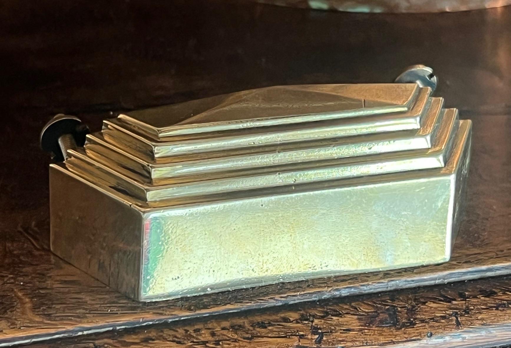 Set di quattro tiretti francesi Art Déco, tutti timbrati dal produttore, realizzati a Parigi negli anni Trenta.   La profondità del tiretto è di 1,2 pollici, senza contare le viti.