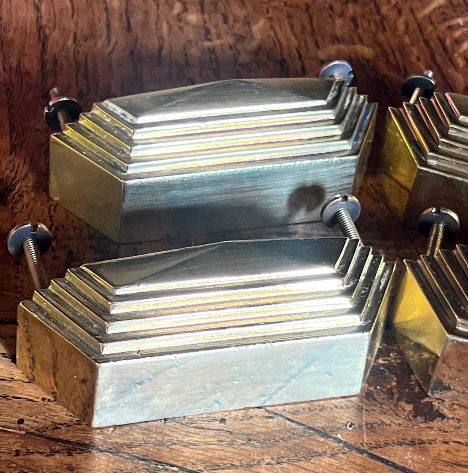 Metà XX secolo Tiraggi in ottone Art Deco, con il timbro di Parigi, anni '30 circa - Set di 4 pezzi in vendita