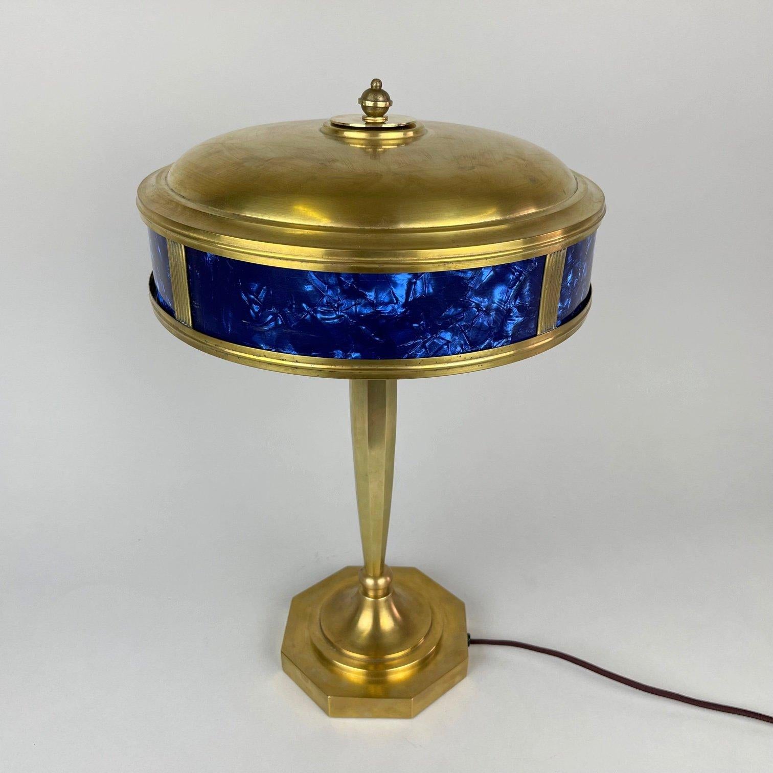 Beautiful heavy art deco brass table lamp. The lamp has a gorgeous original ceramic switch (see photo), fully functional. The cord has been replaced, as well as the coloured shade. 
Bulbs: 1 x E27 or E26.