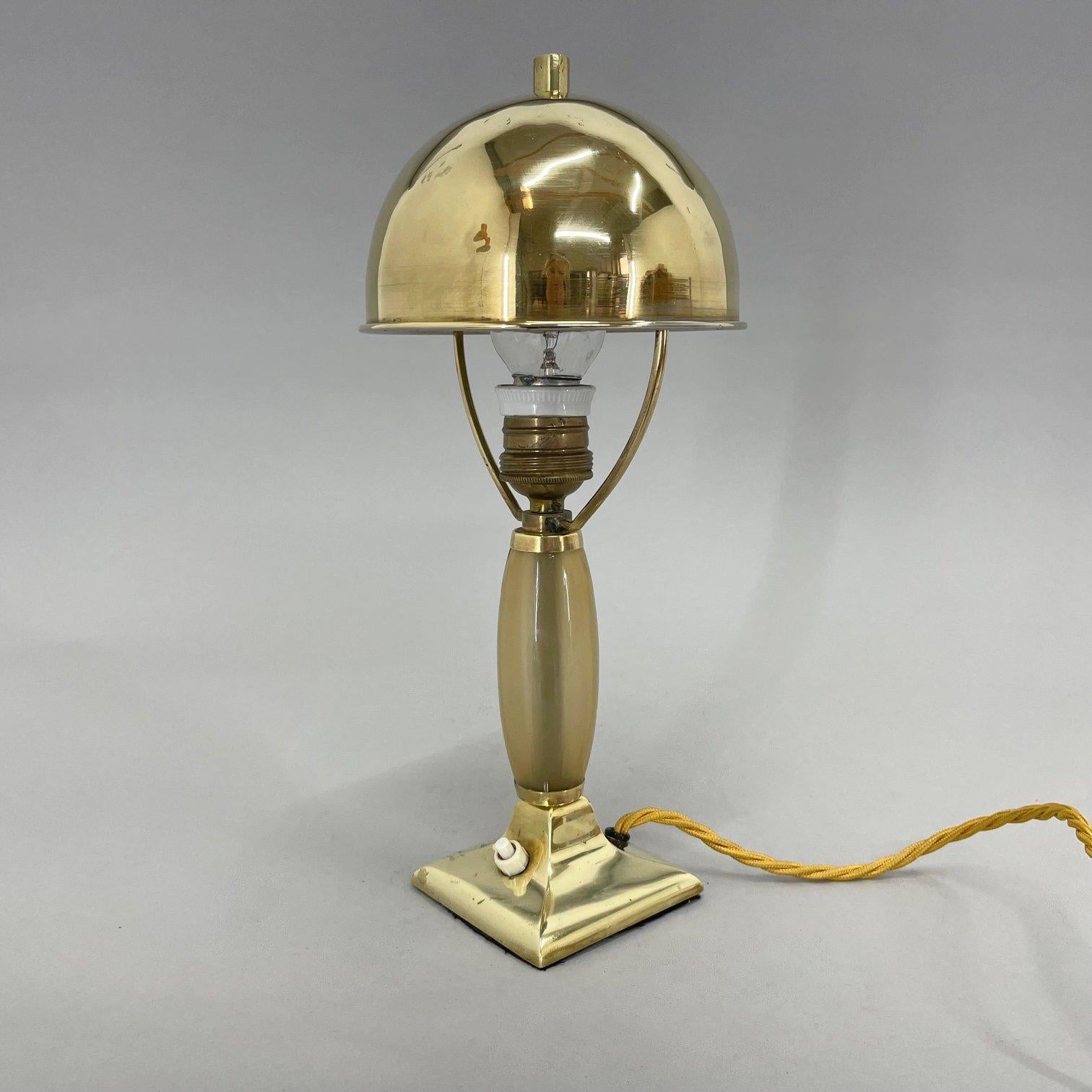 Belle lampe de table art déco en laiton. Nouveau câblage, Ampoule : 1 x E25-E27.