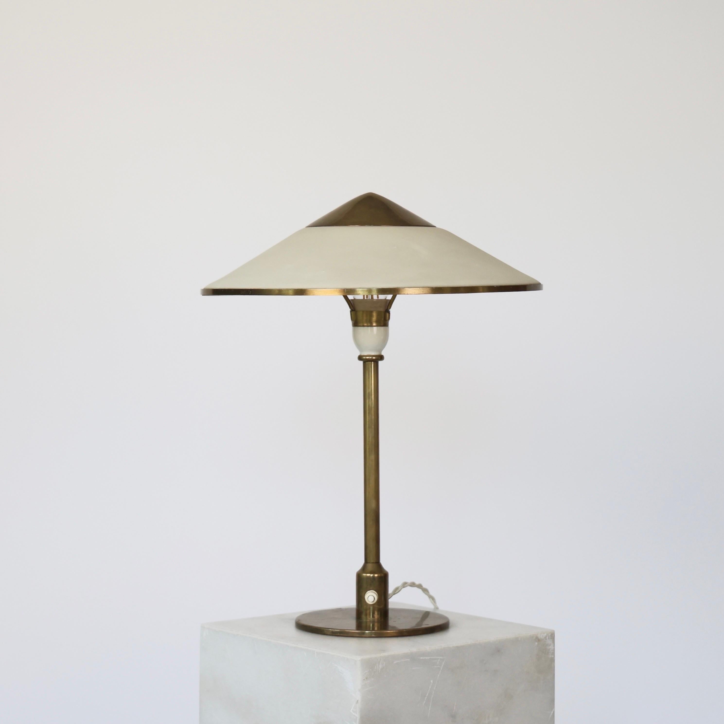 Dänische Art-Deco-Messinglampe, entworfen von Niels Thykier für Fog & Mørup in den 1930er Jahren. 
 
* Schreibtischlampe aus Messing mit Kunststoffschirm und Messingaufsatz
* Designer: Niels Rasmussen Thykier
* Hersteller: Fog & Mørup, Dänemark
*
