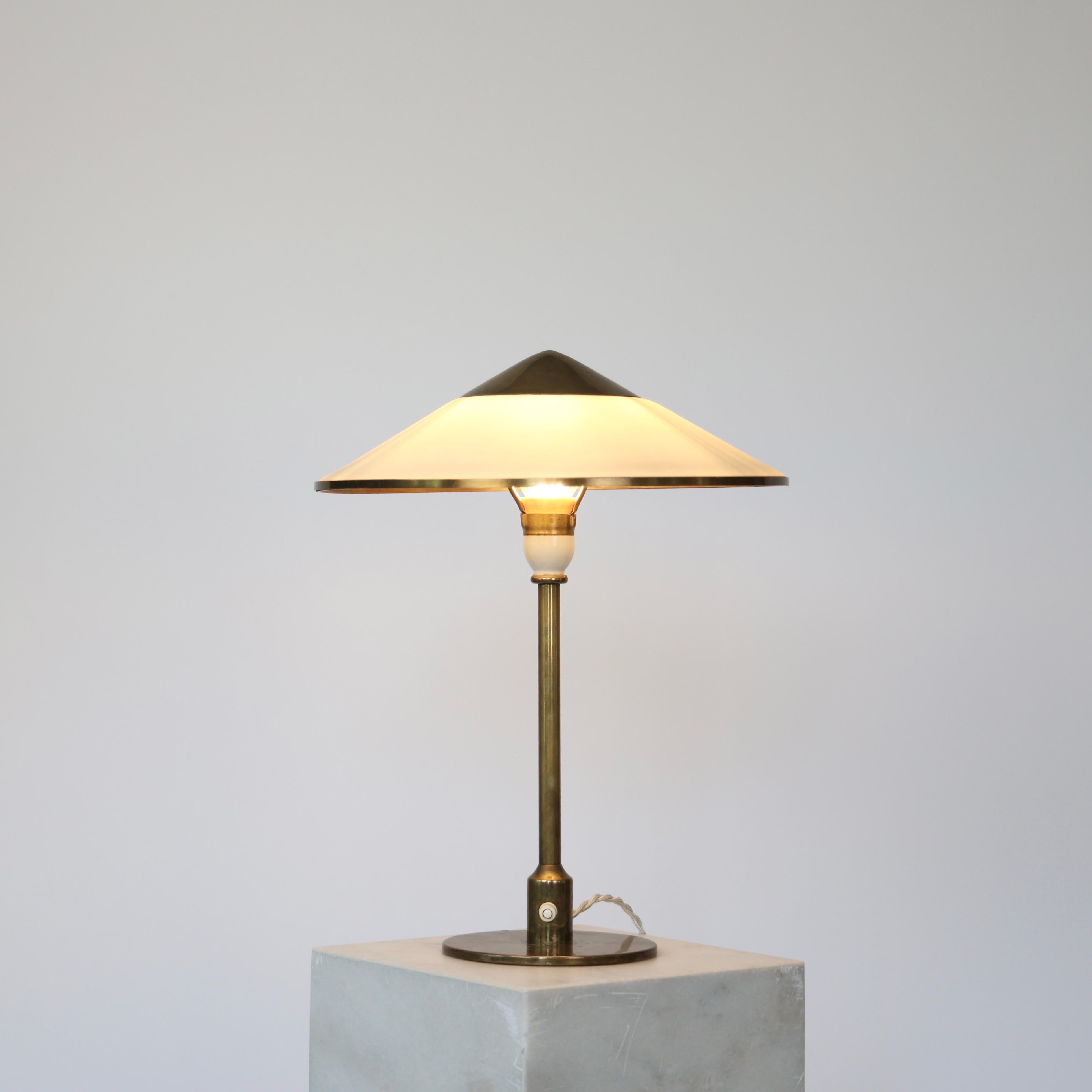 Art Deco Tischlampe aus Messing von Niels Thykier für Fog & Mørup, 1930er Jahre, Dänemark (Art déco) im Angebot