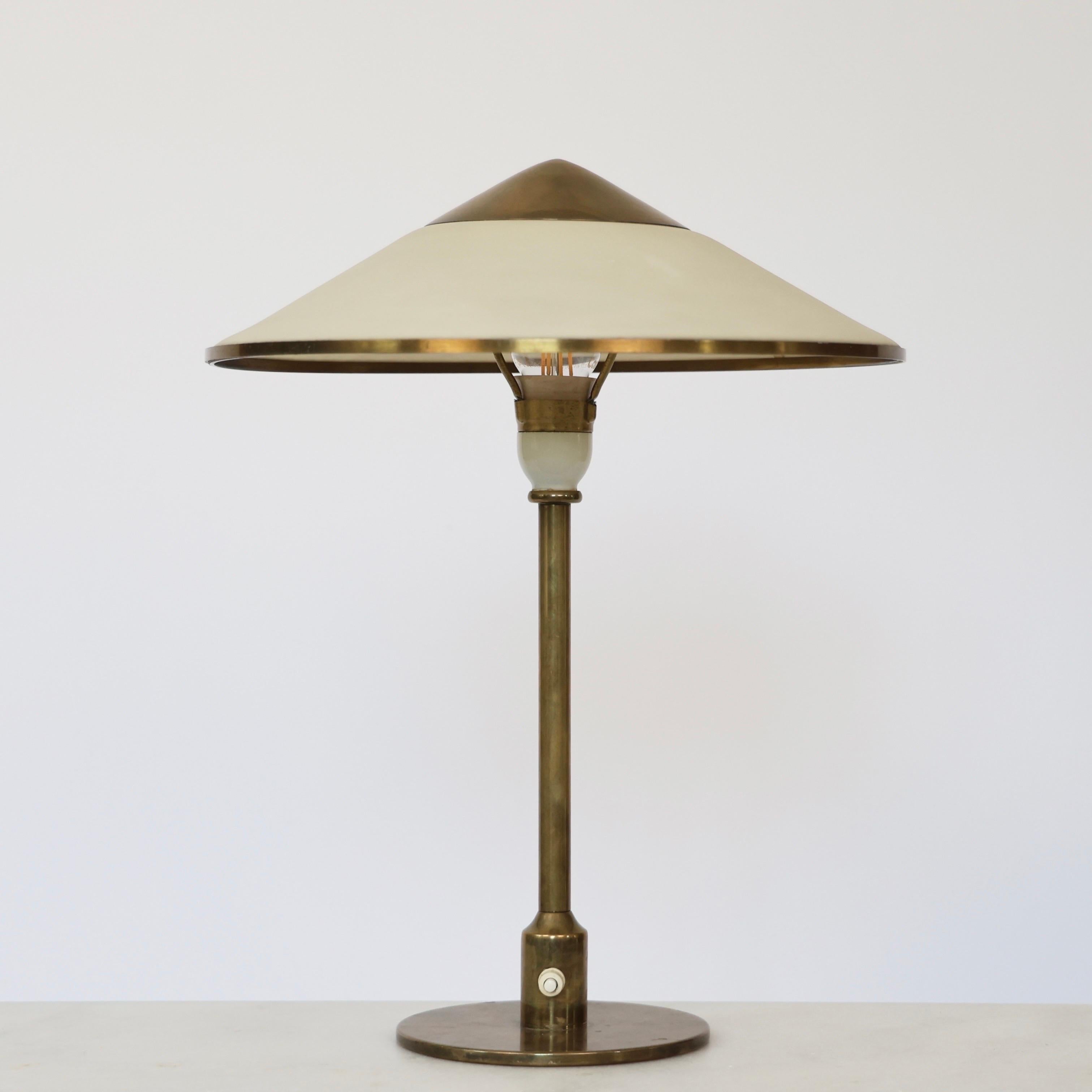 Art Deco Tischlampe aus Messing von Niels Thykier für Fog & Mørup, 1930er Jahre, Dänemark (Dänisch) im Angebot