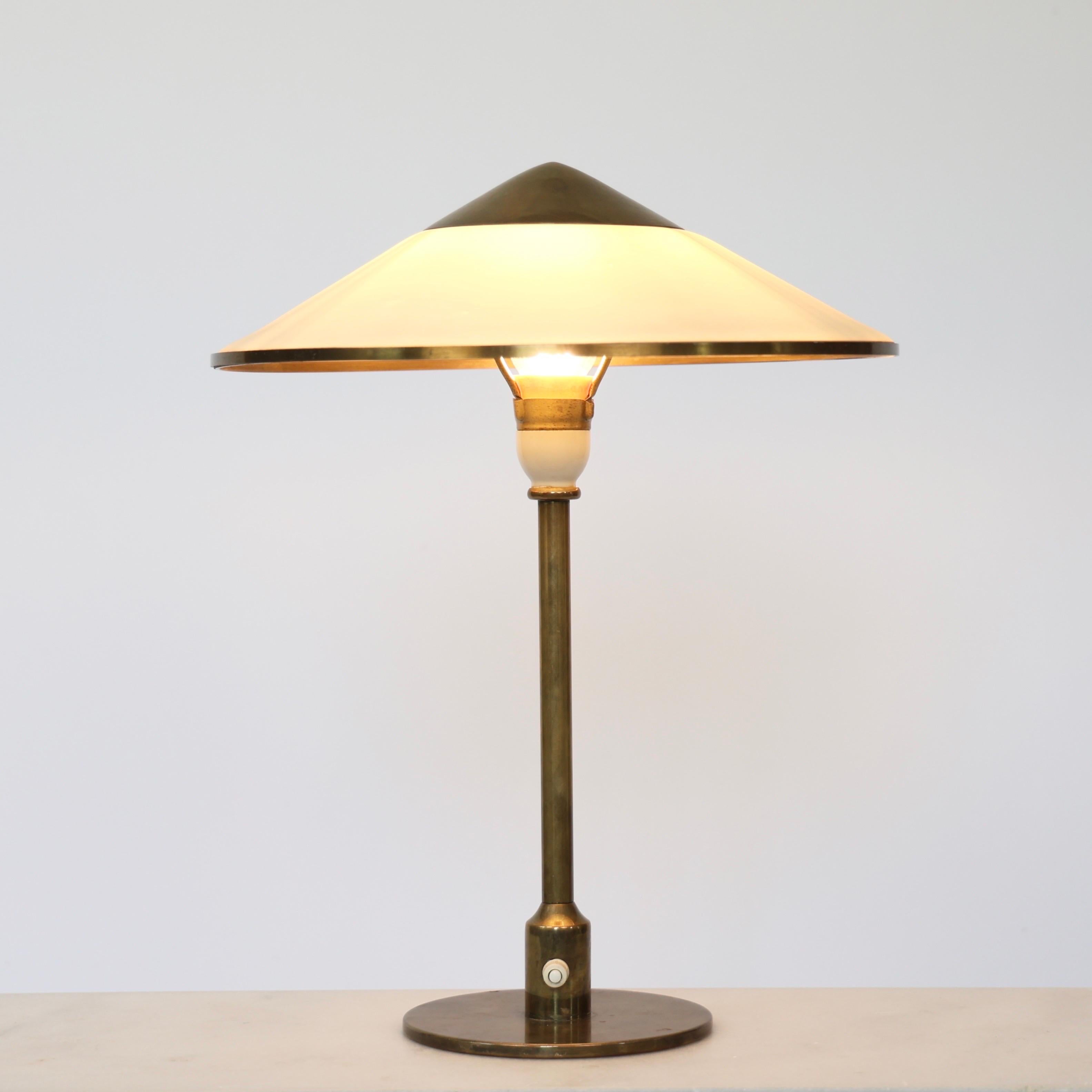 Art Deco Tischlampe aus Messing von Niels Thykier für Fog & Mørup, 1930er Jahre, Dänemark im Zustand „Gut“ im Angebot in Værløse, DK