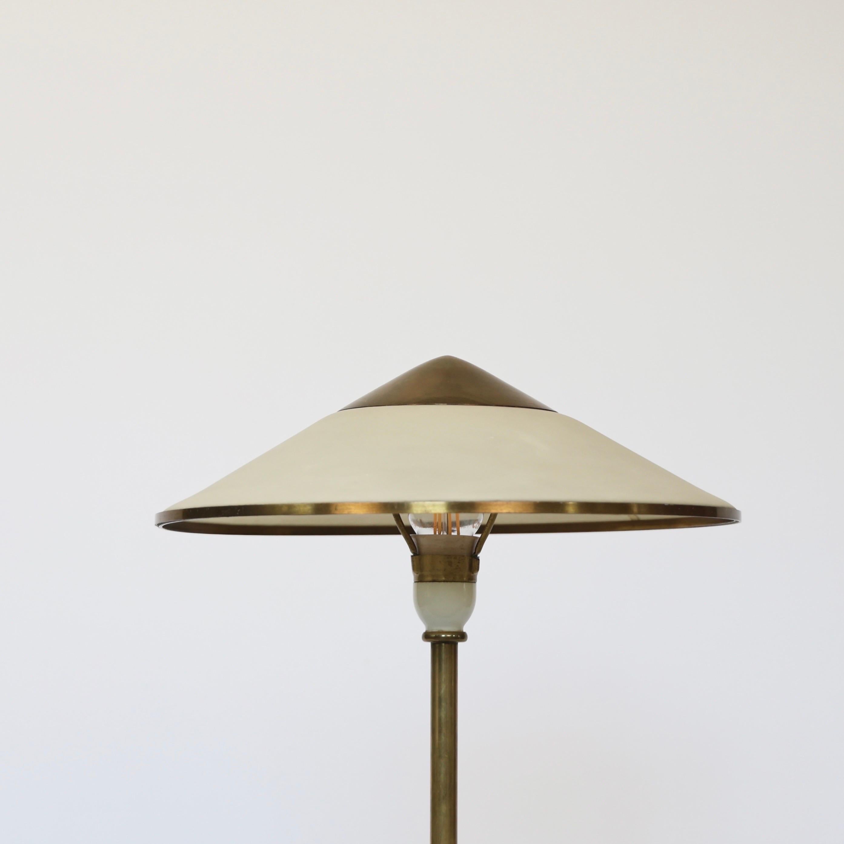 Art Deco Tischlampe aus Messing von Niels Thykier für Fog & Mørup, 1930er Jahre, Dänemark (Mitte des 20. Jahrhunderts) im Angebot
