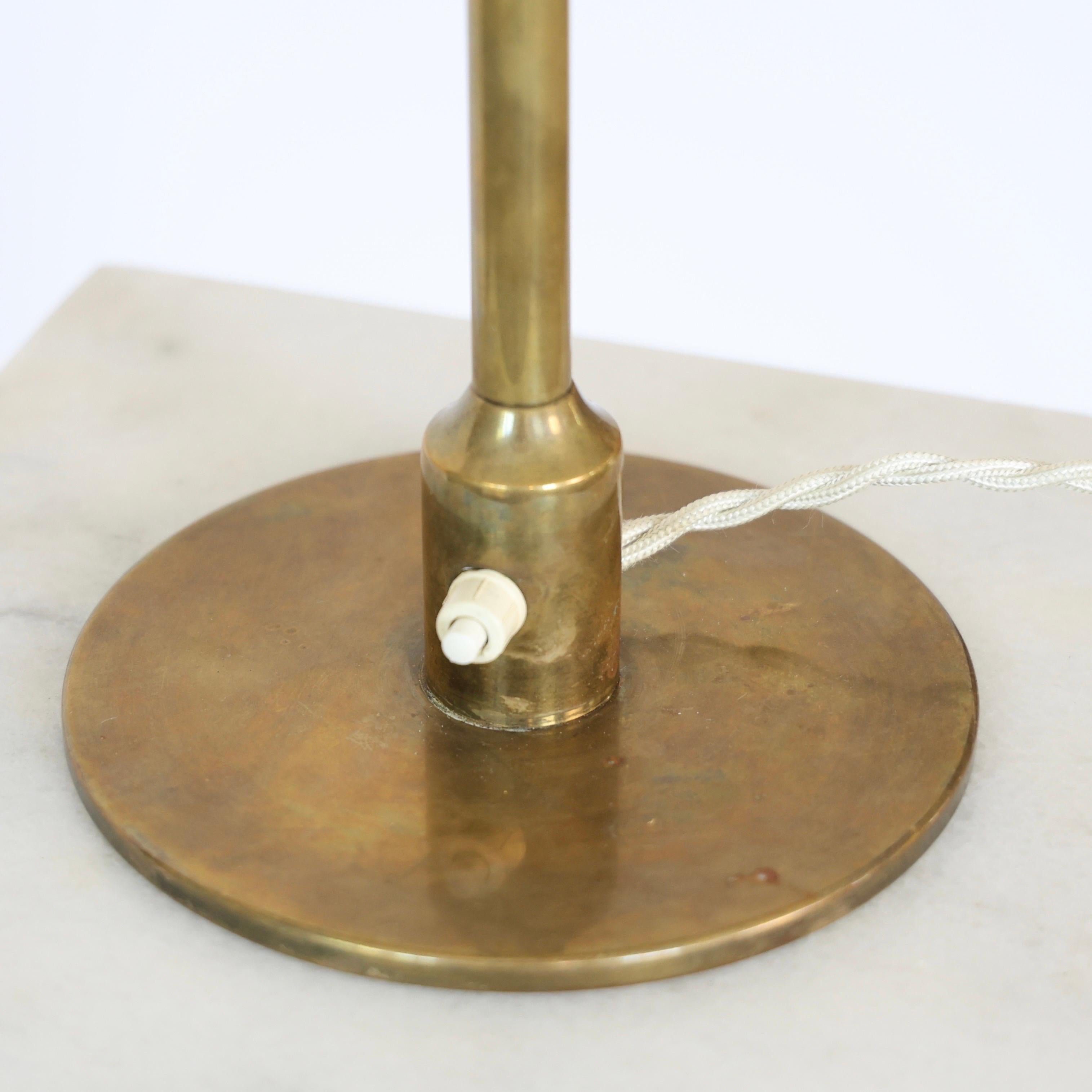 Art Deco Tischlampe aus Messing von Niels Thykier für Fog & Mørup, 1930er Jahre, Dänemark im Angebot 2