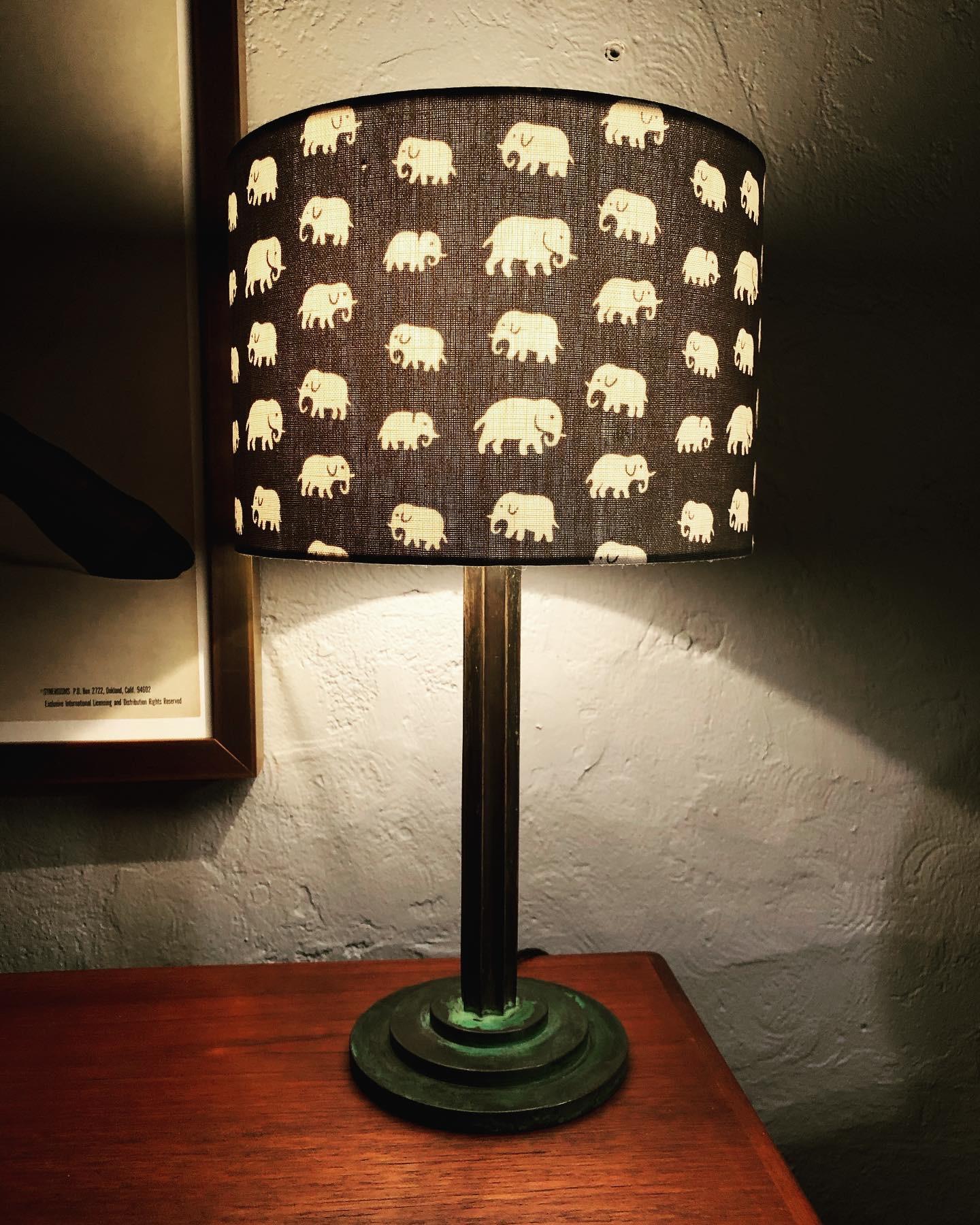Art-déco-Tischlampe aus Messing mit einem Svensk Tenn-Lampenschirm (Moderne der Mitte des Jahrhunderts) im Angebot